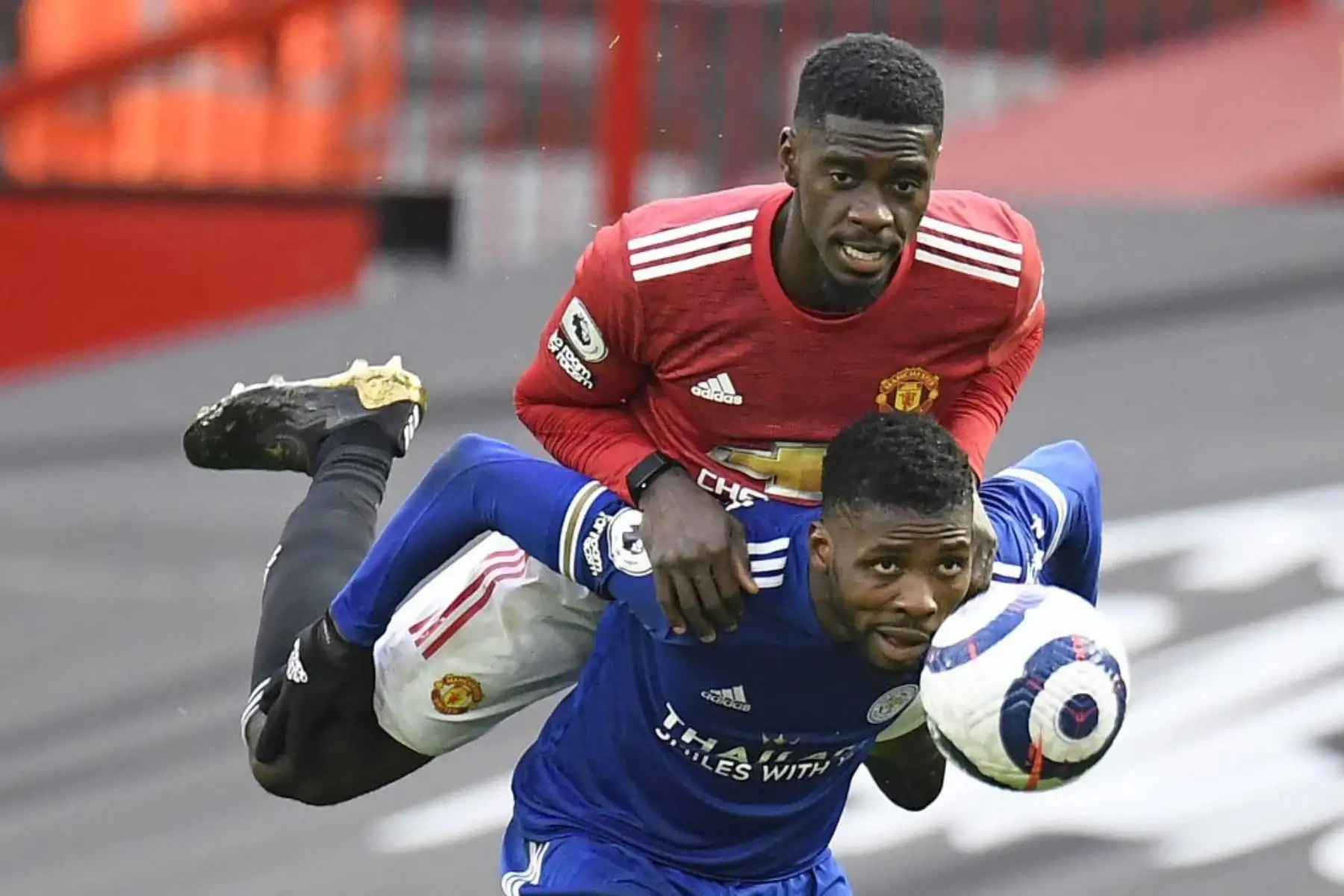 El defensor inglés del Manchester United nacido en el Congo Axel Tuanzebe (arriba) compite con el delantero nigeriano del Leicester City Kelechi Iheanacho durante el partido de fútbol de la Premier League inglesa entre el Manchester United y el Leicester City.

Foto: AFP
