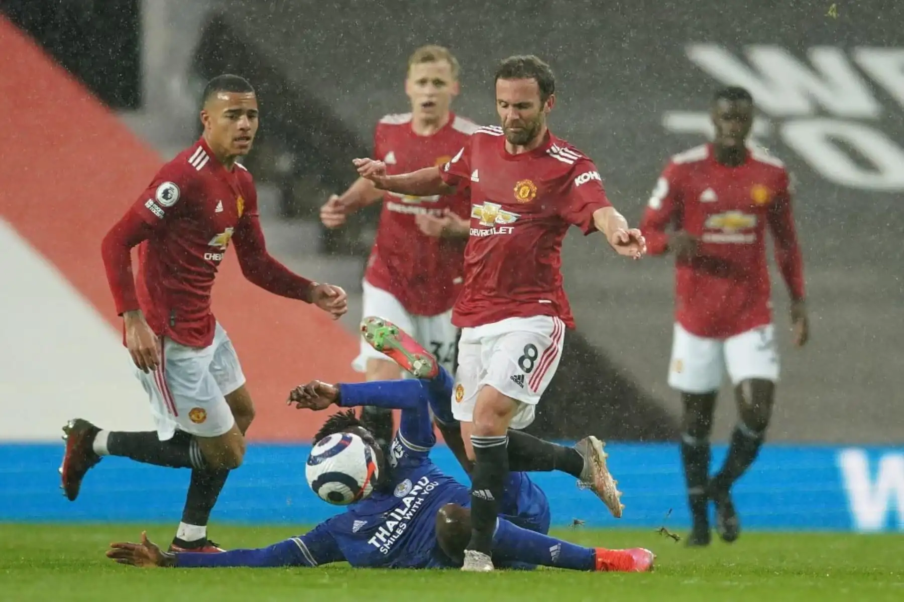 El centrocampista nigeriano del Leicester City Wilfred Ndidi (C-ground) comete una falta al centrocampista español del Manchester United Juan Mata (R) durante el partido de fútbol de la Premier League inglesa entre el Manchester United y el Leicester City.

Foto: AFP