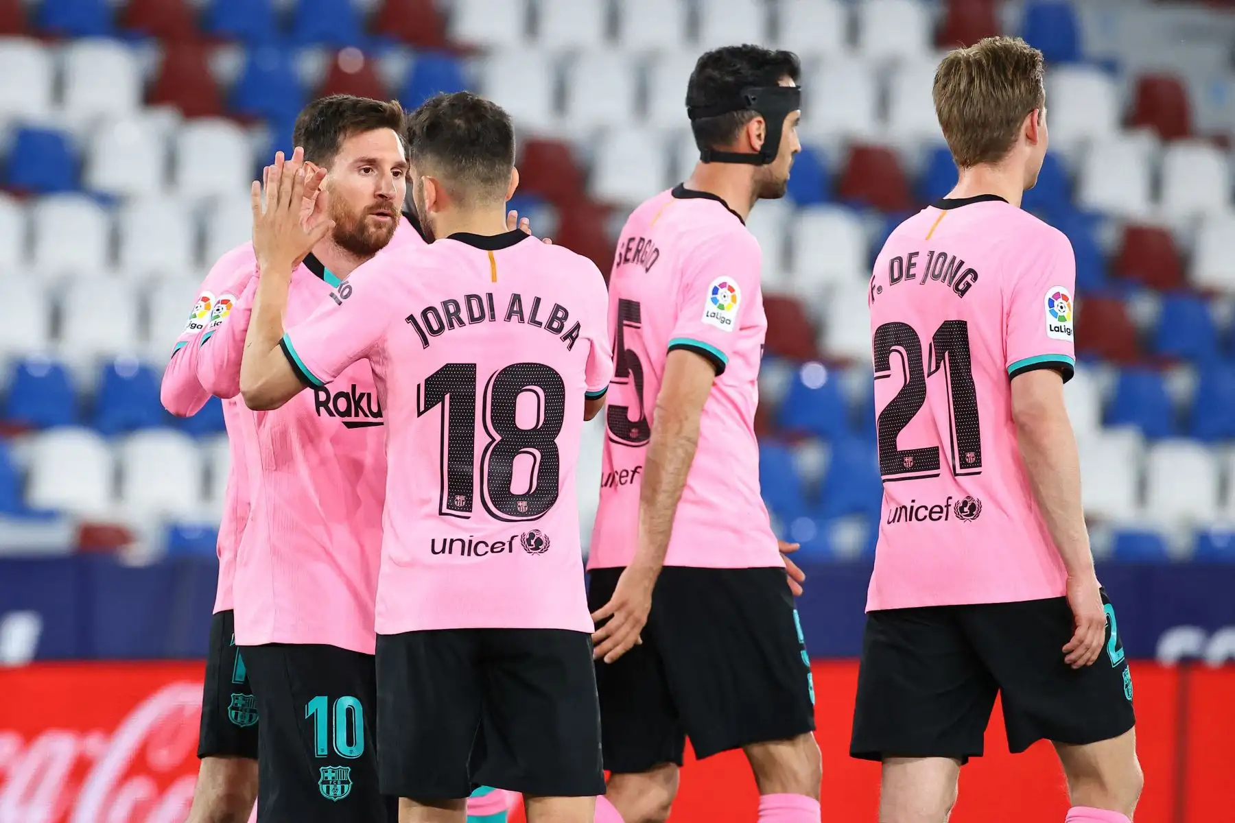El delantero argentino del Barcelona Lionel Messi  celebra con sus compañeros tras anotar durante el partido de fútbol de la liga española Levante UD contra el FC Barcelona.
Foto: AFP