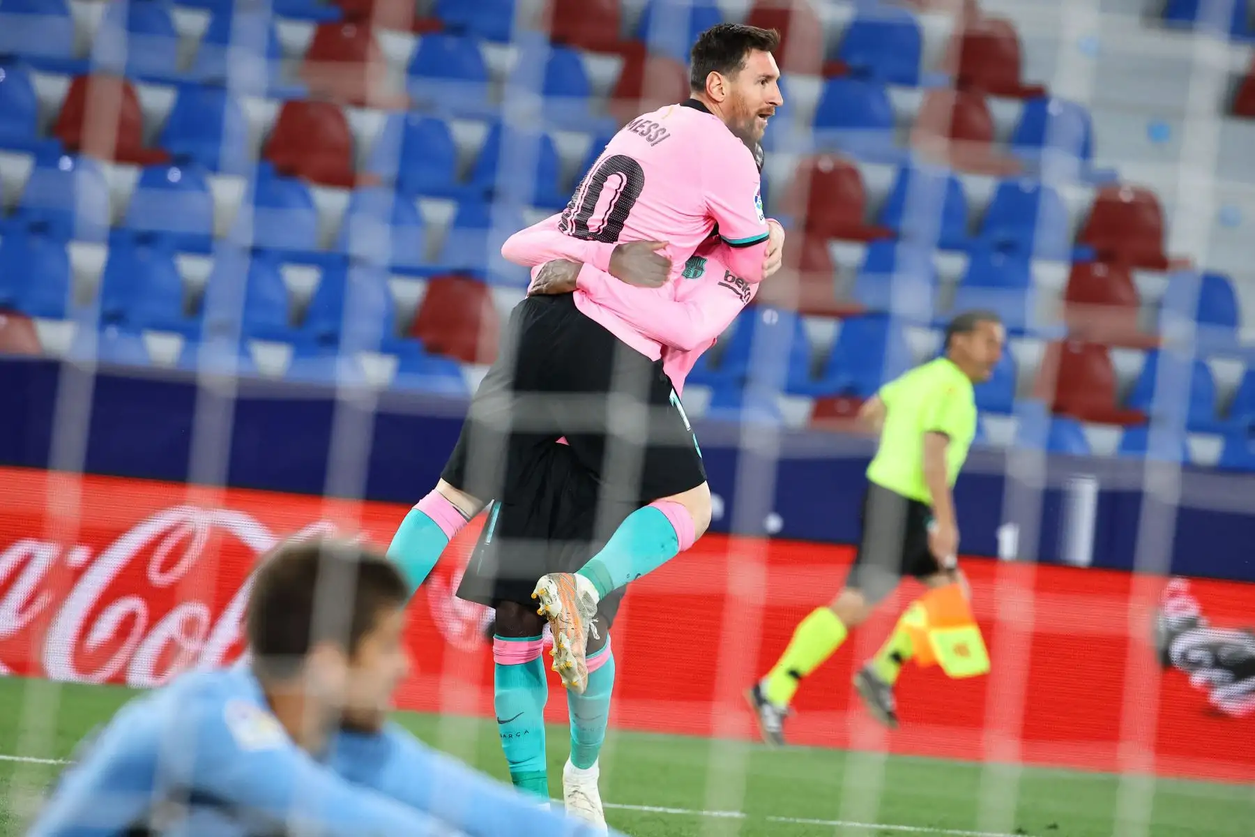 El delantero argentino del Barcelona Lionel Messi  celebra tras anotar durante el partido de fútbol de la liga española Levante UD contra el FC Barcelona.
Foto: AFP