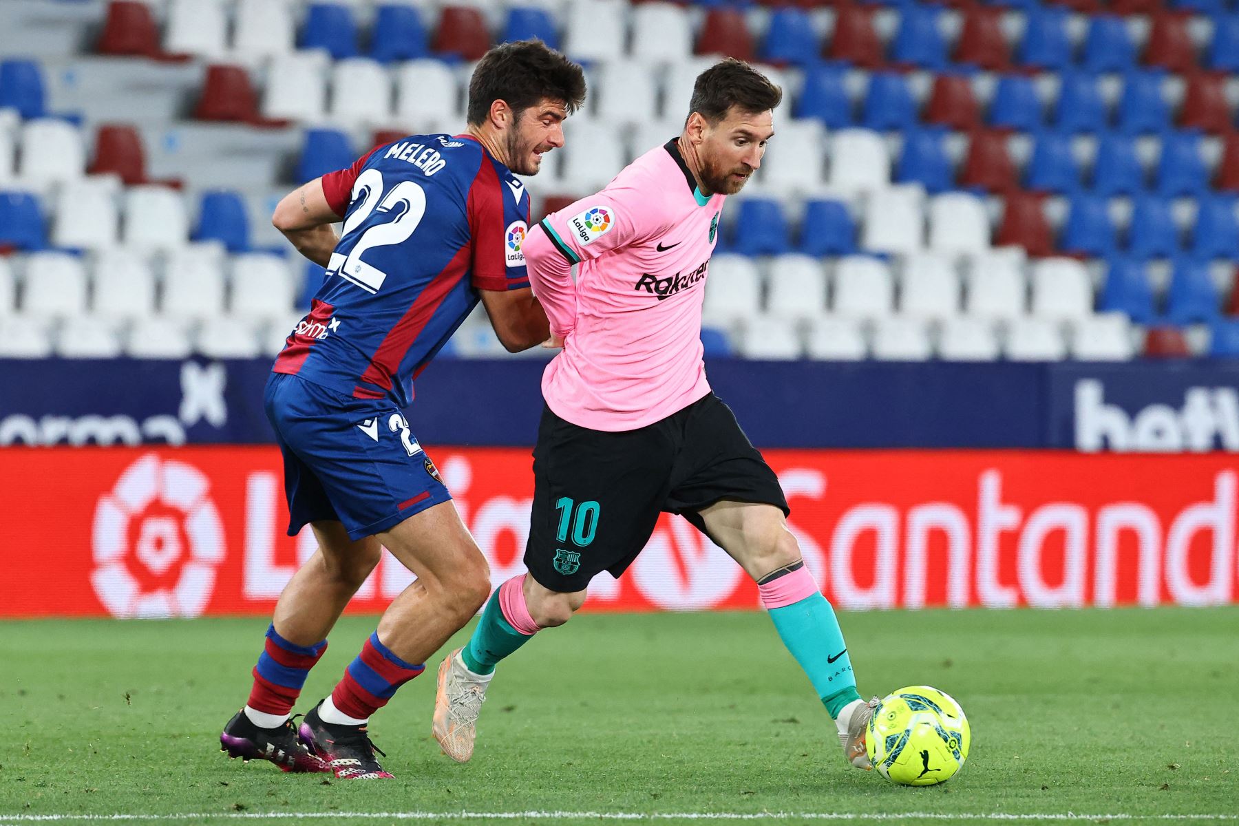 El delantero argentino del Barcelona Lionel Messi compite con el centrocampista español del Levante Gonzalo Melero durante el partido de fútbol de la liga española Levante UD contra el FC Barcelona.
Foto: AFP