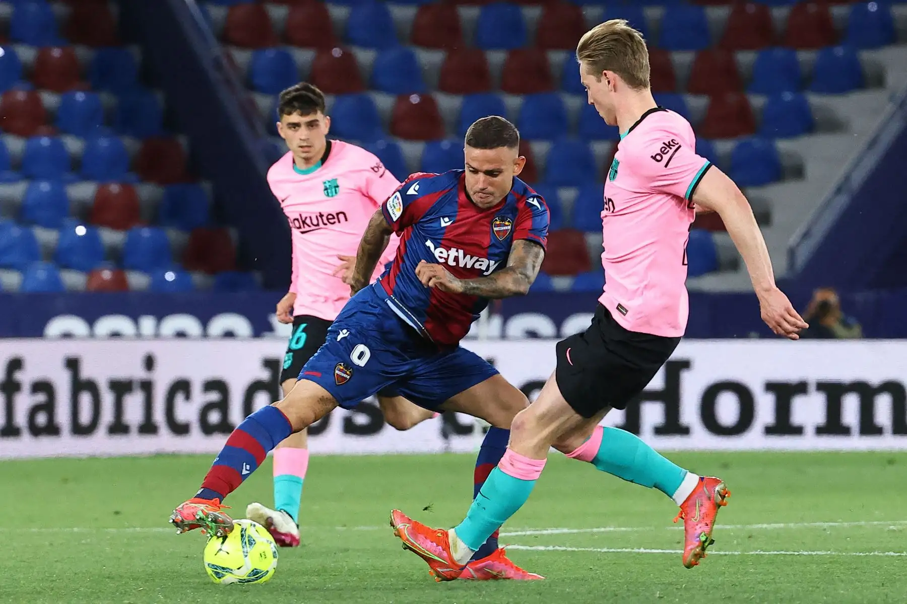 El centrocampista holandés del Barcelona Frenkie De Jong compite con el delantero español del Levante Roger Martí durante el partido de fútbol de la liga española Levante UD contra el FC Barcelona.
Foto: AFP