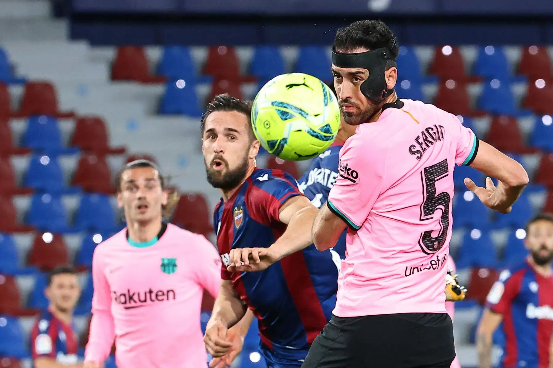 El centrocampista español del Levante Jorge Miramón  compite con el centrocampista español del Barcelona Sergio Busquets durante el partido de fútbol de la liga española Levante UD contra el FC Barcelona.
Foto: AFP