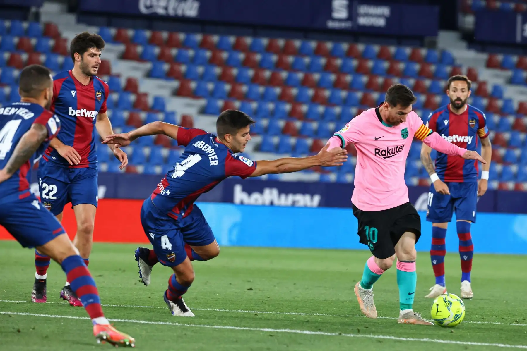 El delantero argentino del Barcelona, Lionel Messi compite con el defensor español del Levante Rober Pier o durante el partido de fútbol de la liga española Levante UD contra el FC Barcelona.
Foto: AFP