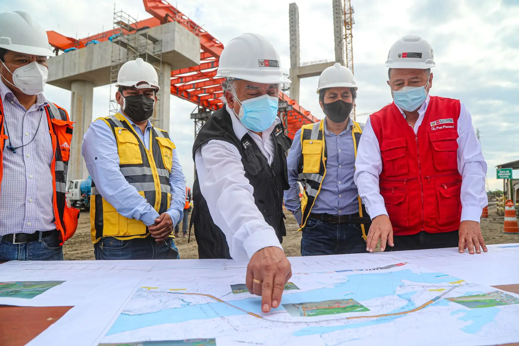 El ministro de Transportes y Comunicaciones, Eduardo González supervisó  los trabajos que se ejecutan en el puente Nanay, importante obra vial que construye el MTC en el distrito de Punchana en la región Loreto.
Foto: MTC