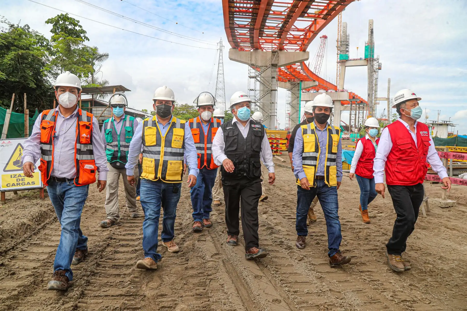 El ministro de Transportes y Comunicaciones, Eduardo González supervisó  los trabajos que se ejecutan en el puente Nanay, importante obra vial que construye el MTC en el distrito de Punchana en la región Loreto.
Foto: MTC