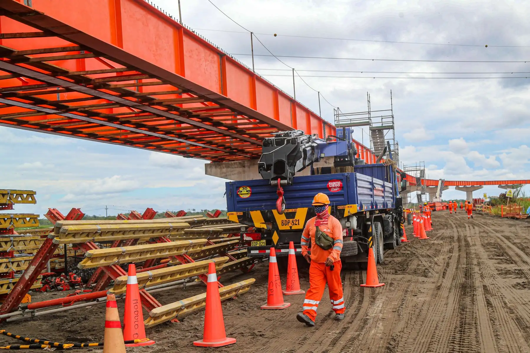 El ministro de Transportes y Comunicaciones, Eduardo González supervisó  los trabajos que se ejecutan en el puente Nanay, importante obra vial que construye el MTC en el distrito de Punchana en la región Loreto.
Foto: MTC