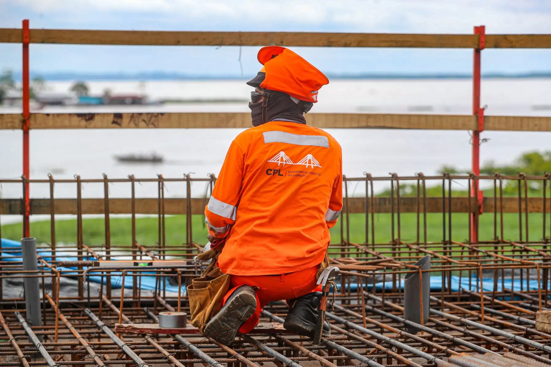 El ministro de Transportes y Comunicaciones, Eduardo González supervisó  los trabajos que se ejecutan en el puente Nanay, importante obra vial que construye el MTC en el distrito de Punchana en la región Loreto.
Foto: MTC