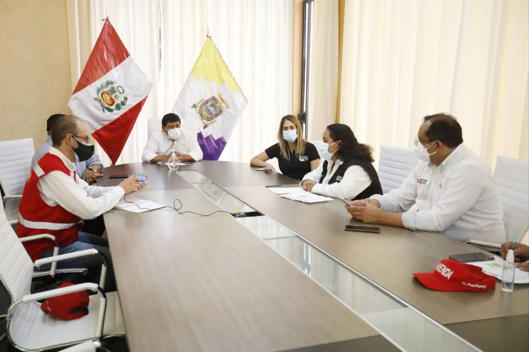 La ministra de Vivienda, Solangel Fernández, se reunió con el gobernador regional de Ica, Javier Gallegos, y la alcaldesa provincial, Emma Mejía. Junto con sus equipos técnicos coordinaron proyectos de servicios básico y equipamiento urbano en la región.
Foto: Ministerio de Vivienda