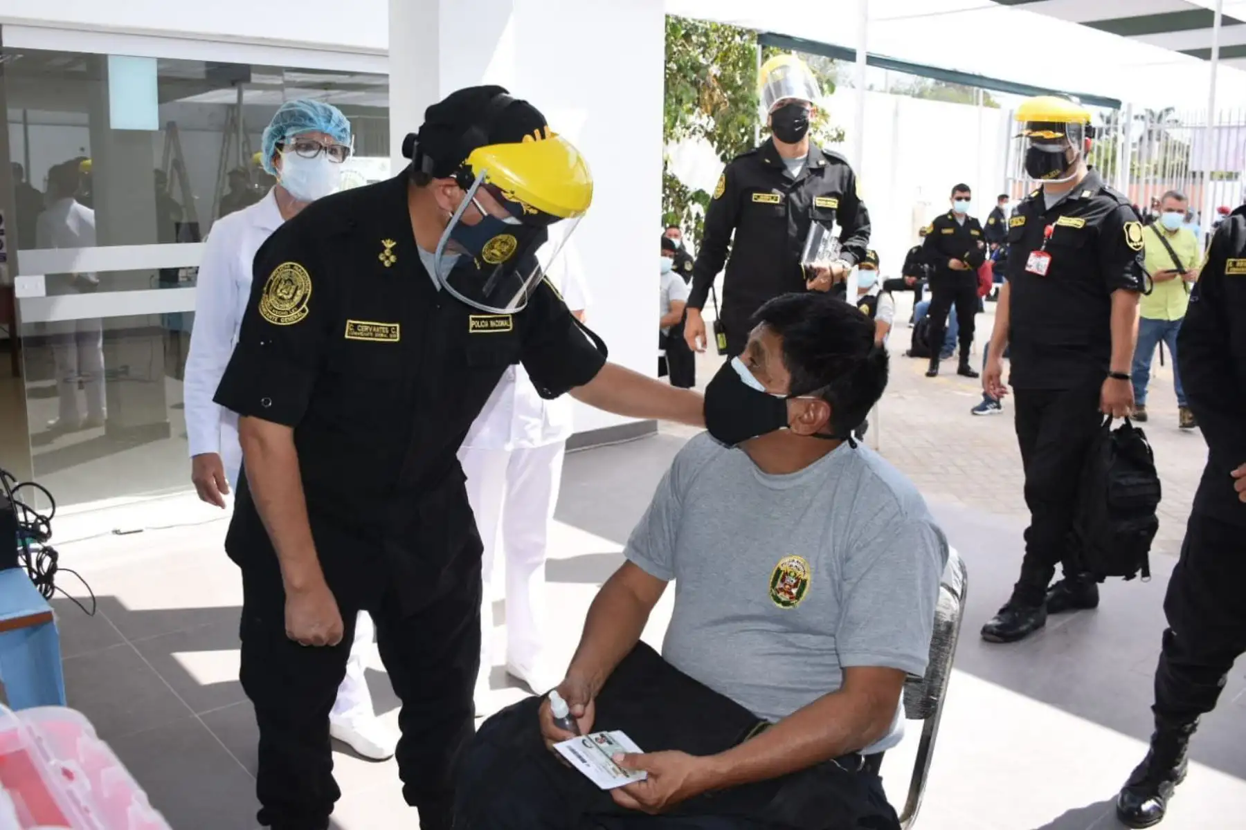 El comandante general César Augusto Cervantes Cárdenas supervisa la aplicación de vacunas al personal policial que se encuentra en la primera línea contra la covid -19, en Chiclayo.
Foto: Policía Nacional del Perú