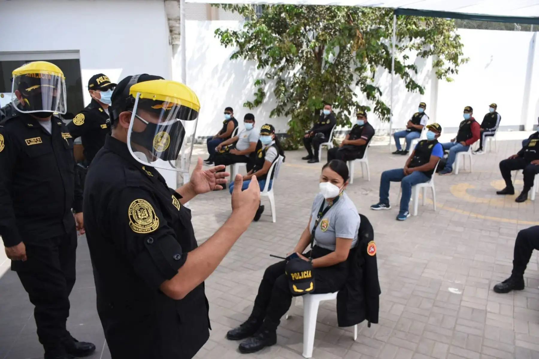 El comandante general César Augusto Cervantes Cárdenas supervisa la aplicación de vacunas al personal policial que se encuentra en la primera línea contra la covid -19, en Chiclayo.
Foto: Policía Nacional del Perú