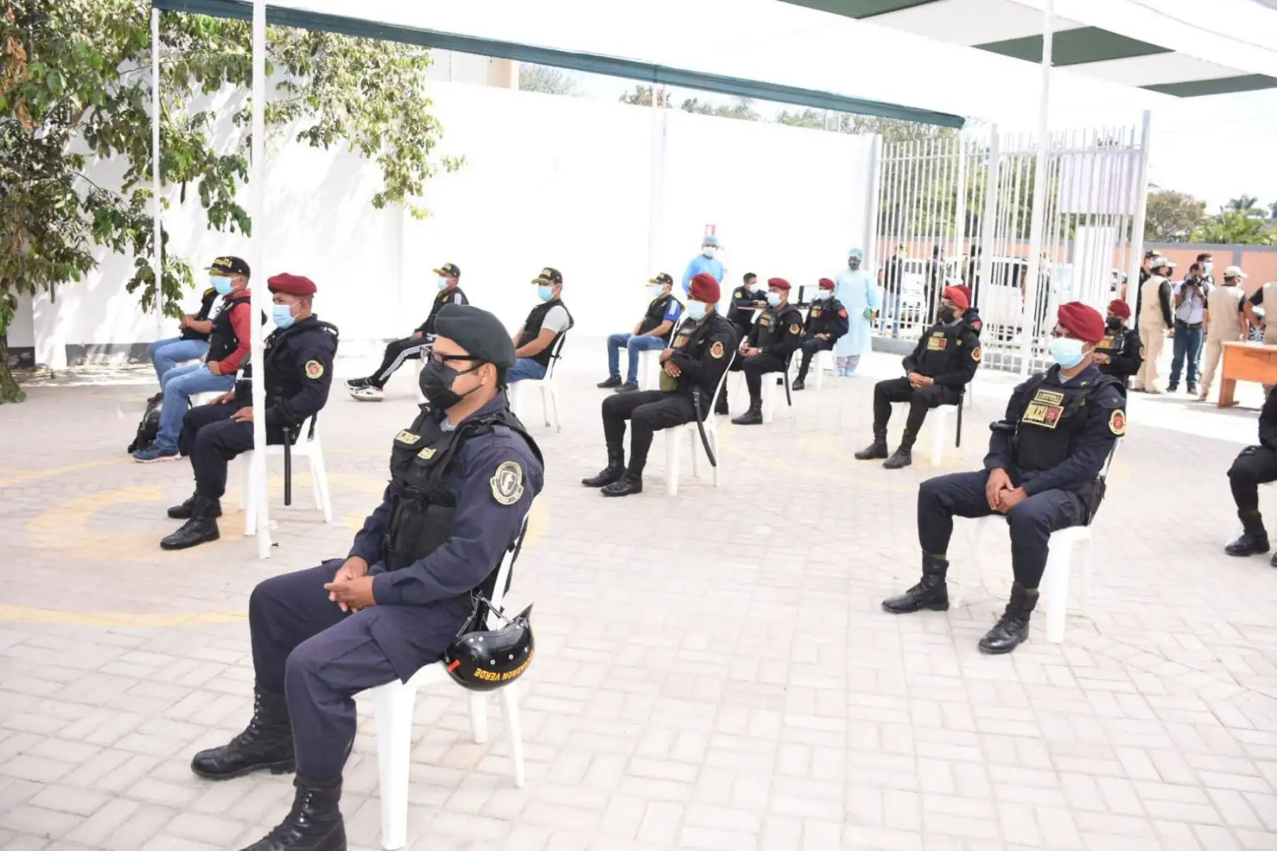 El comandante general César Augusto Cervantes Cárdenas supervisa la aplicación de vacunas al personal policial que se encuentra en la primera línea contra la covid -19, en Chiclayo.
Foto: Policía Nacional del Perú