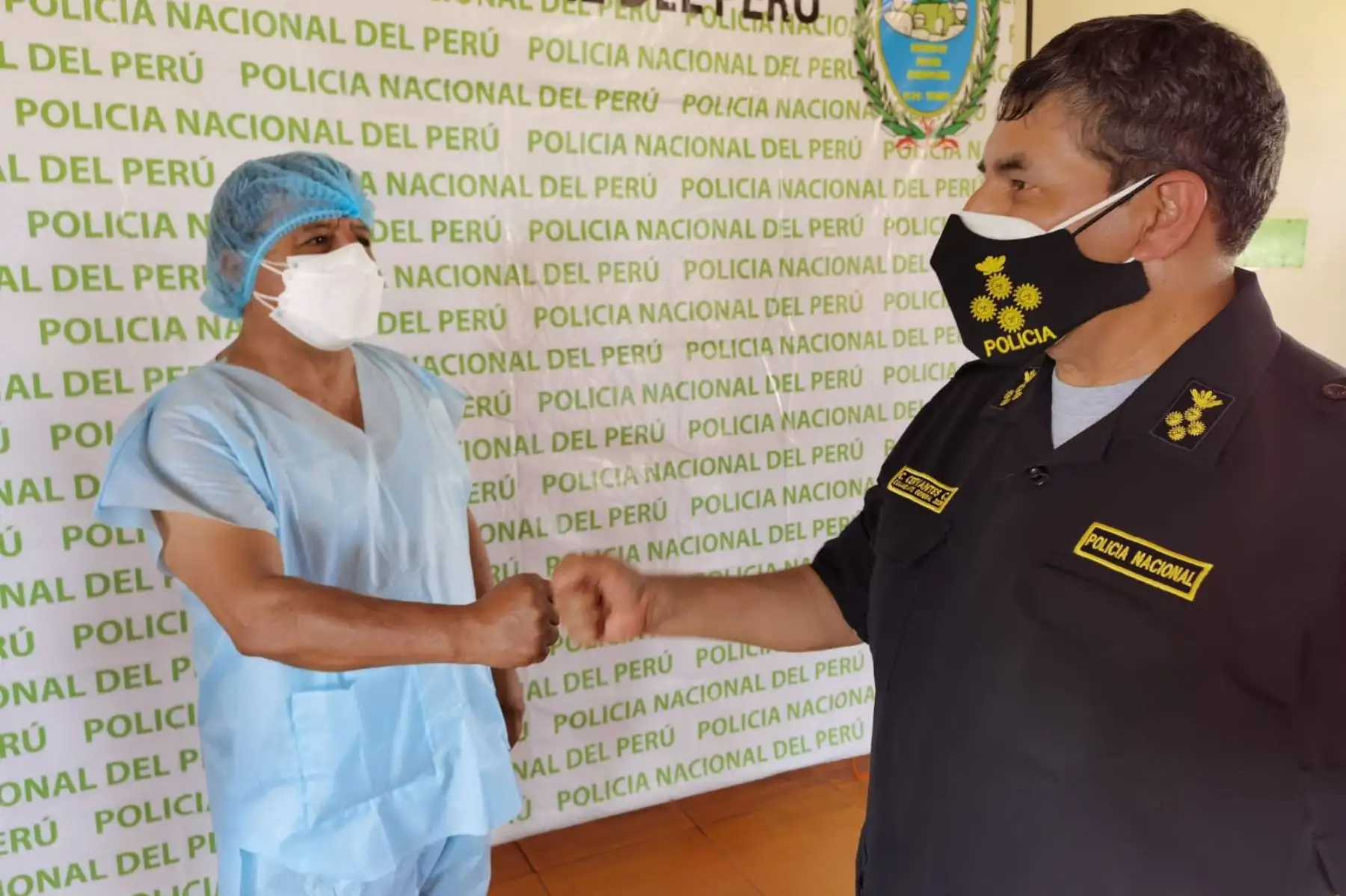 El comandante general César Cervantes Cárdenas supervisa el desarrollo de la vacunación contra la  covid-19, en las instalaciones del local Proyecto Especial Binacional Puyango en la ciudad de Tumbes. 
Foto: Policía Nacional del Perú