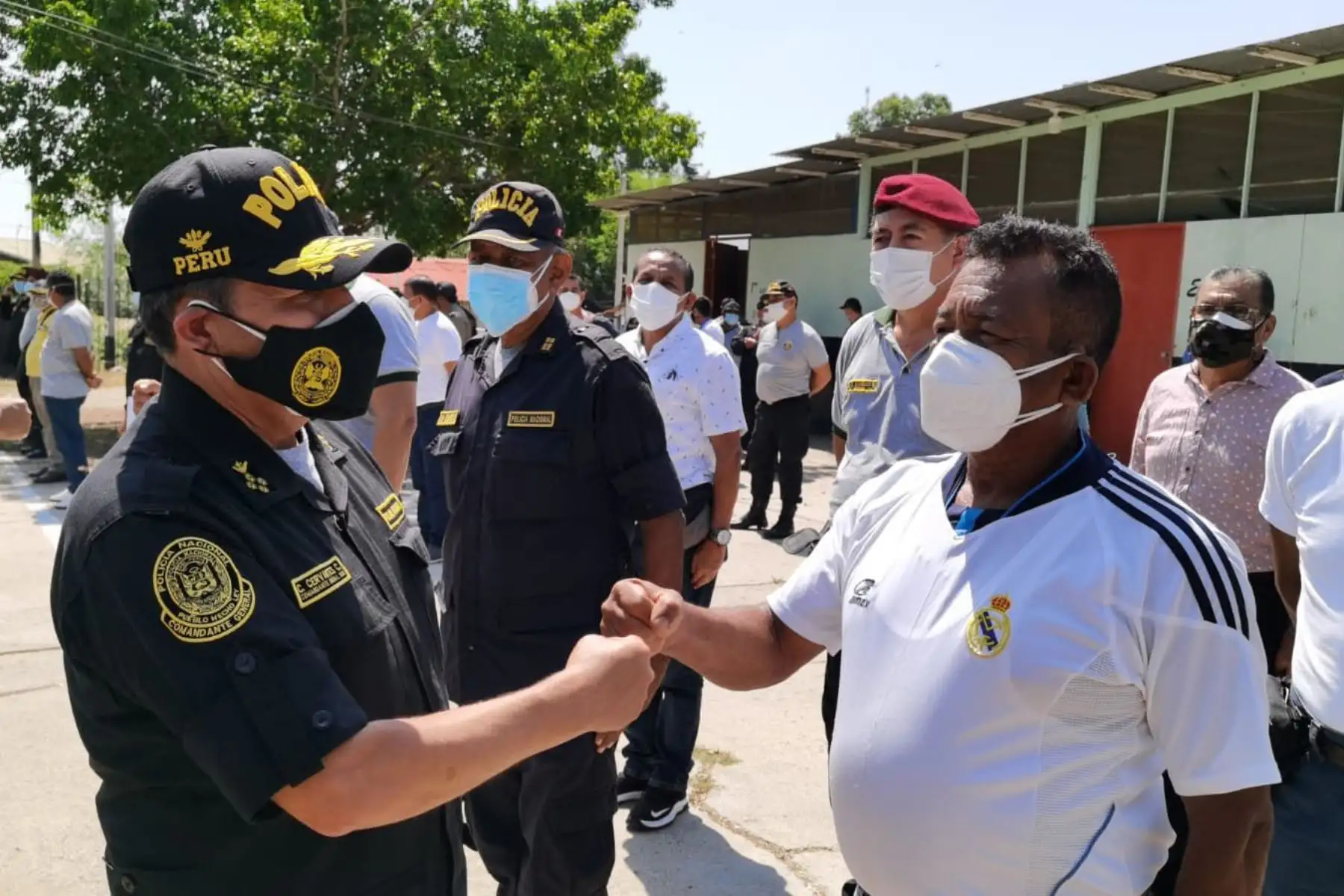 El comandante general César Cervantes Cárdenas supervisa el desarrollo de la vacunación contra la  covid-19, en las instalaciones del local Proyecto Especial Binacional Puyango en la ciudad de Tumbes. 
Foto: Policía Nacional del Perú