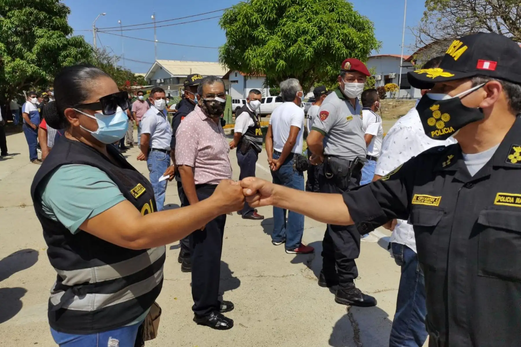 El comandante general César Cervantes Cárdenas supervisa el desarrollo de la vacunación contra la  covid-19, en las instalaciones del local Proyecto Especial Binacional Puyango en la ciudad de Tumbes. 
Foto: Policía Nacional del Perú
