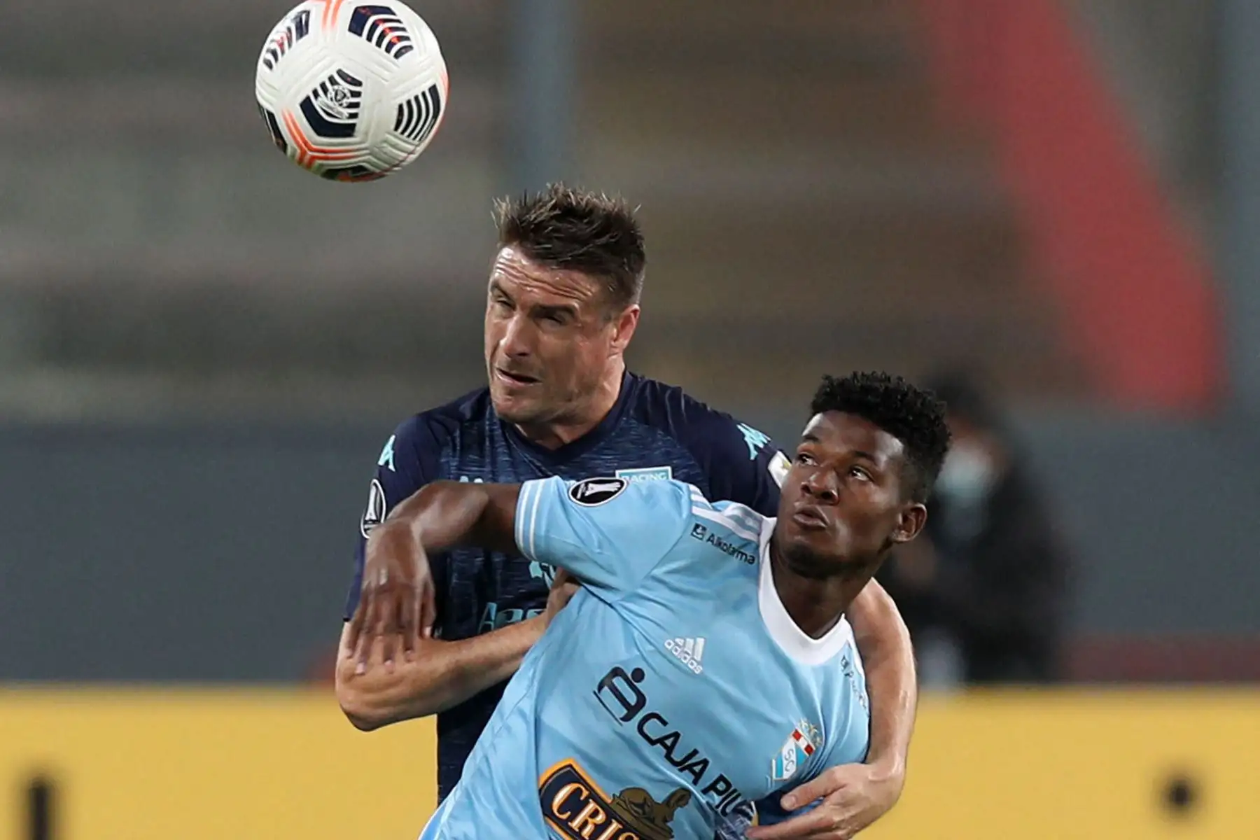 El jugador de Racing Club de Argentina, Ivan Pillud y el jugador de Sporting Cristal, Washington Corozo de Perú compiten por el balón durante el partido de la fase de grupos del torneo de fútbol Copa Libertadores en el Estadio Nacional de Lima.
Foto: AFP
