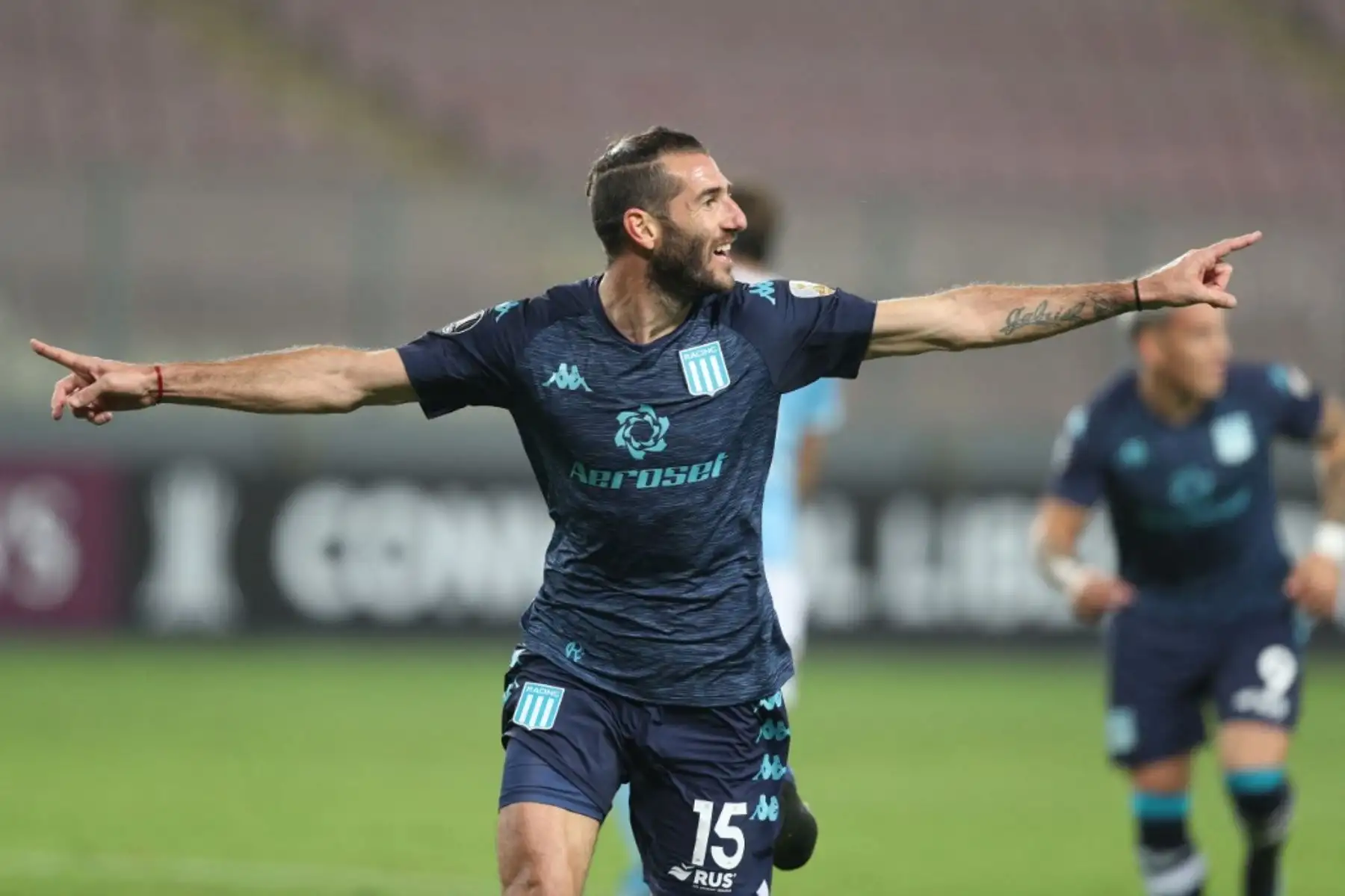 El jugador Ignacio Piatt de El Racing Club de Argentinai celebra, tras anotar al Sporting Cristal,durante el partido de fútbol por La Copa Libertadores en el Estadio Nacional de Lima. Foto: AFP
