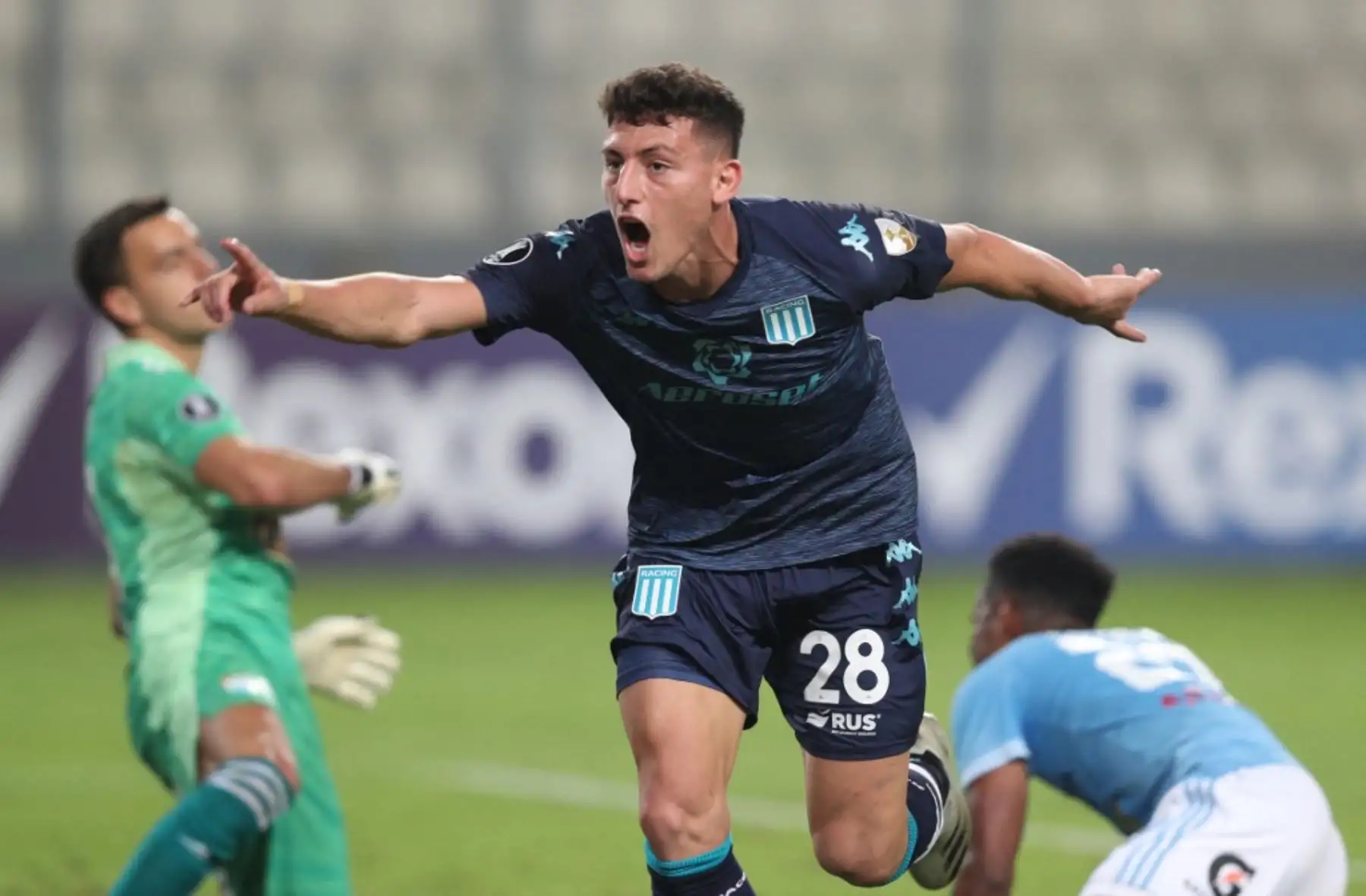 El jugador Tomas Chancalay de El Racing Club de Argentina celebra, tras anotar al Sporting Cristal,durante el partido de fútbol por La Copa Libertadores en el Estadio Nacional de Lima. Foto: AFP
