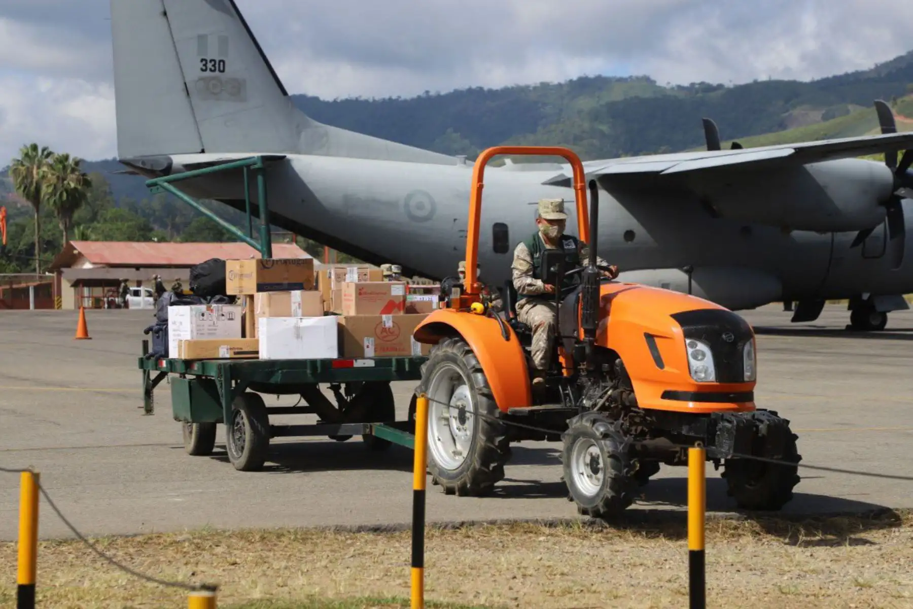 Ministerio de Salud, EsSalud, Indeci , FF.AA y Policía Nacional  en trabajo conjunto llegan a Mazamari  para  atender a más de 10 mil pobladores de las comunidades nativas de Junín y Cusco.
Foto: @CCFFAA_PERU