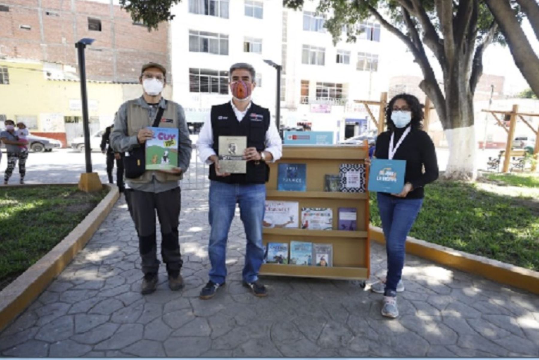 El ministro de Cultura, Alejandro Neyra, entregó libros, material de lectura y mobiliarios en la región Huánuco. Foto: ANDINA/Mincul