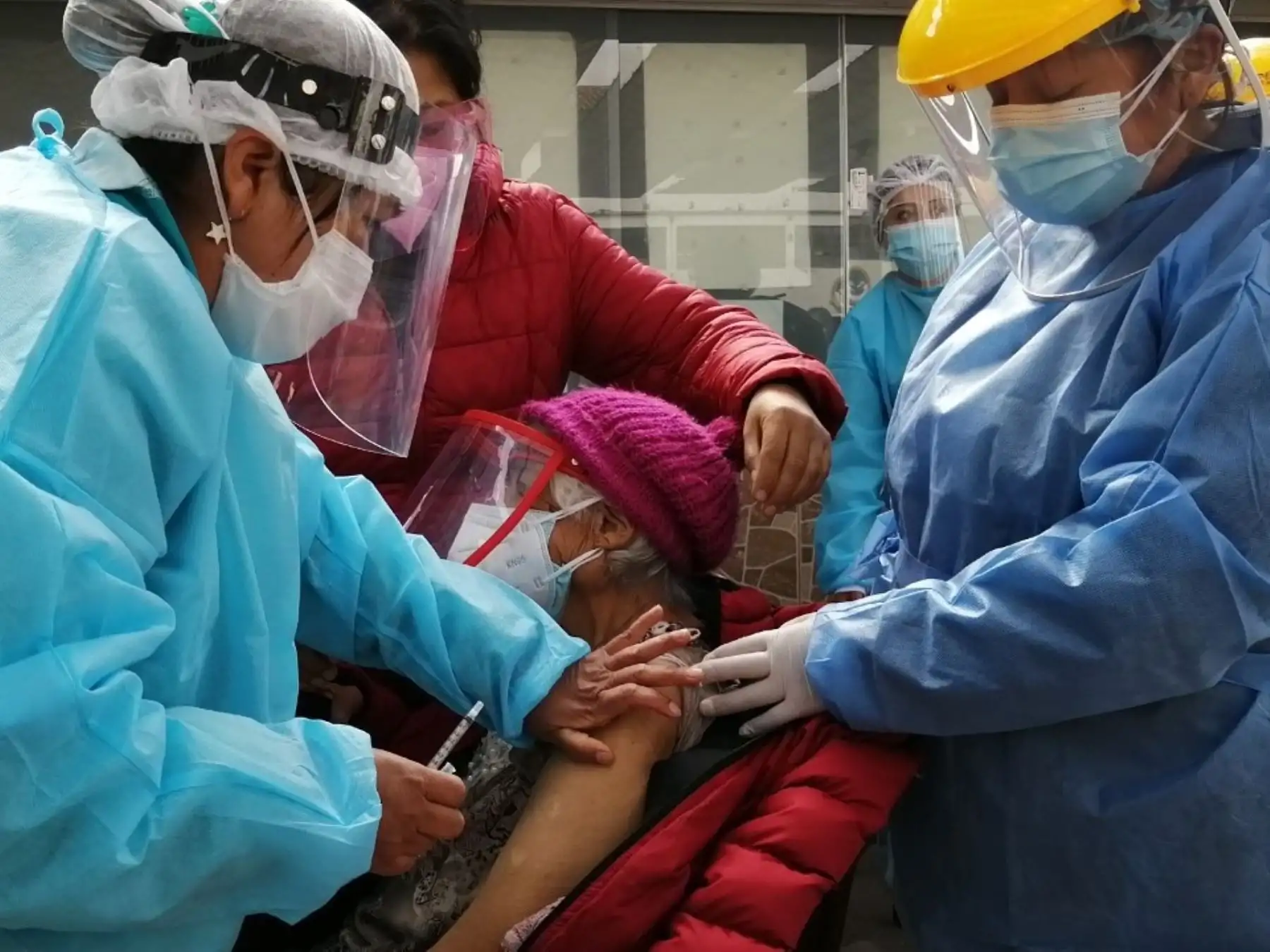 Hoy se inicia vacunación contra la covid-19 a adultos mayores de 70 años en la provincia de Cusco, informaron autoridades de Salud de esa región.