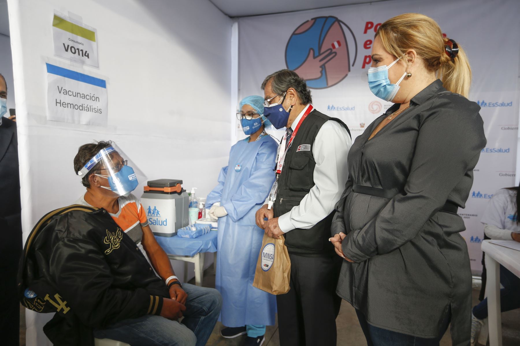 El ministro de Salud, Óscar Ugarte, junto a la presidenta de EsSalud, Fiorella Molinelli, supervisan el inicio del proceso de vacunación contra la covid-19 a los pacientes que reciben tratamiento de hemodiálisis. Foto: Minsa