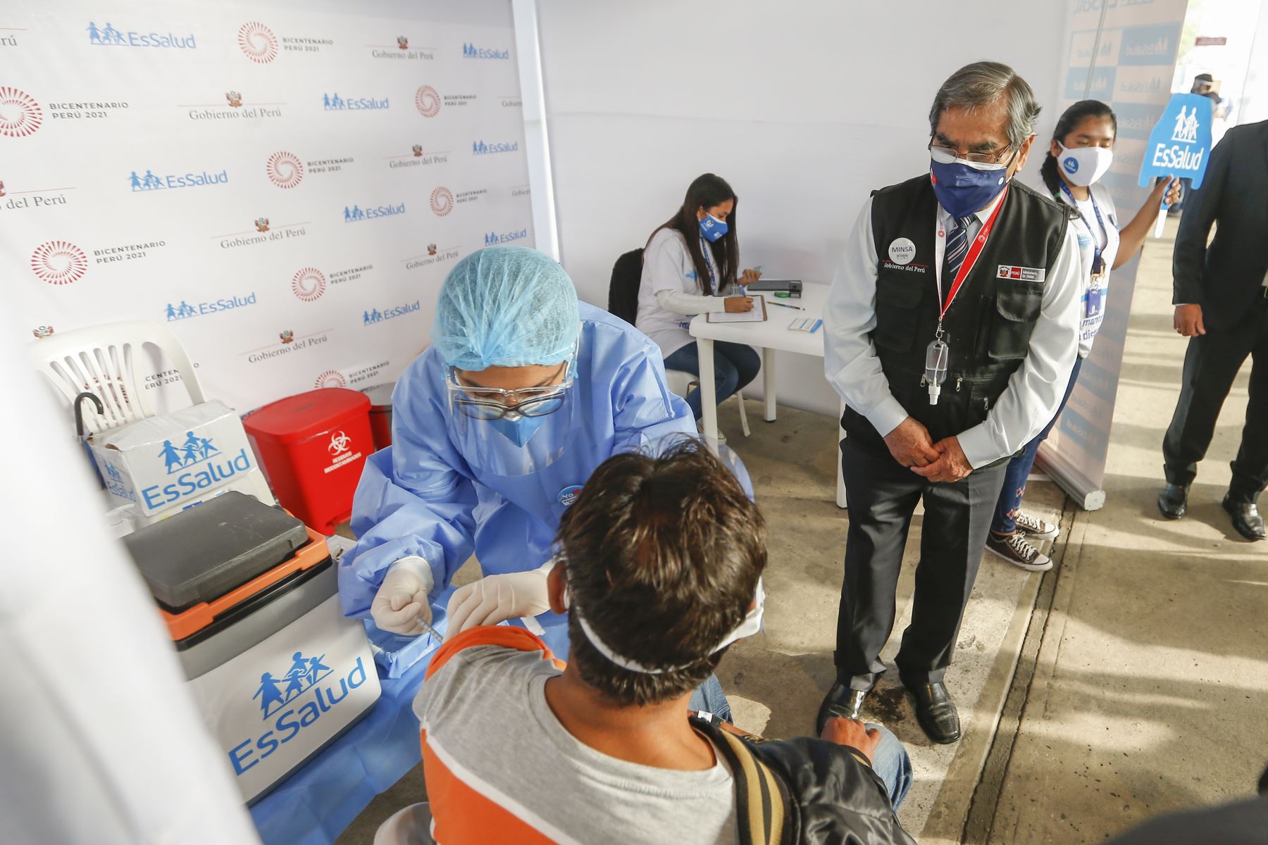El ministro de Salud, Óscar Ugarte, junto a la presidenta de EsSalud, Fiorella Molinelli, supervisan el inicio del proceso de vacunación contra la covid-19 a los pacientes que reciben tratamiento de hemodiálisis. Foto: Minsa