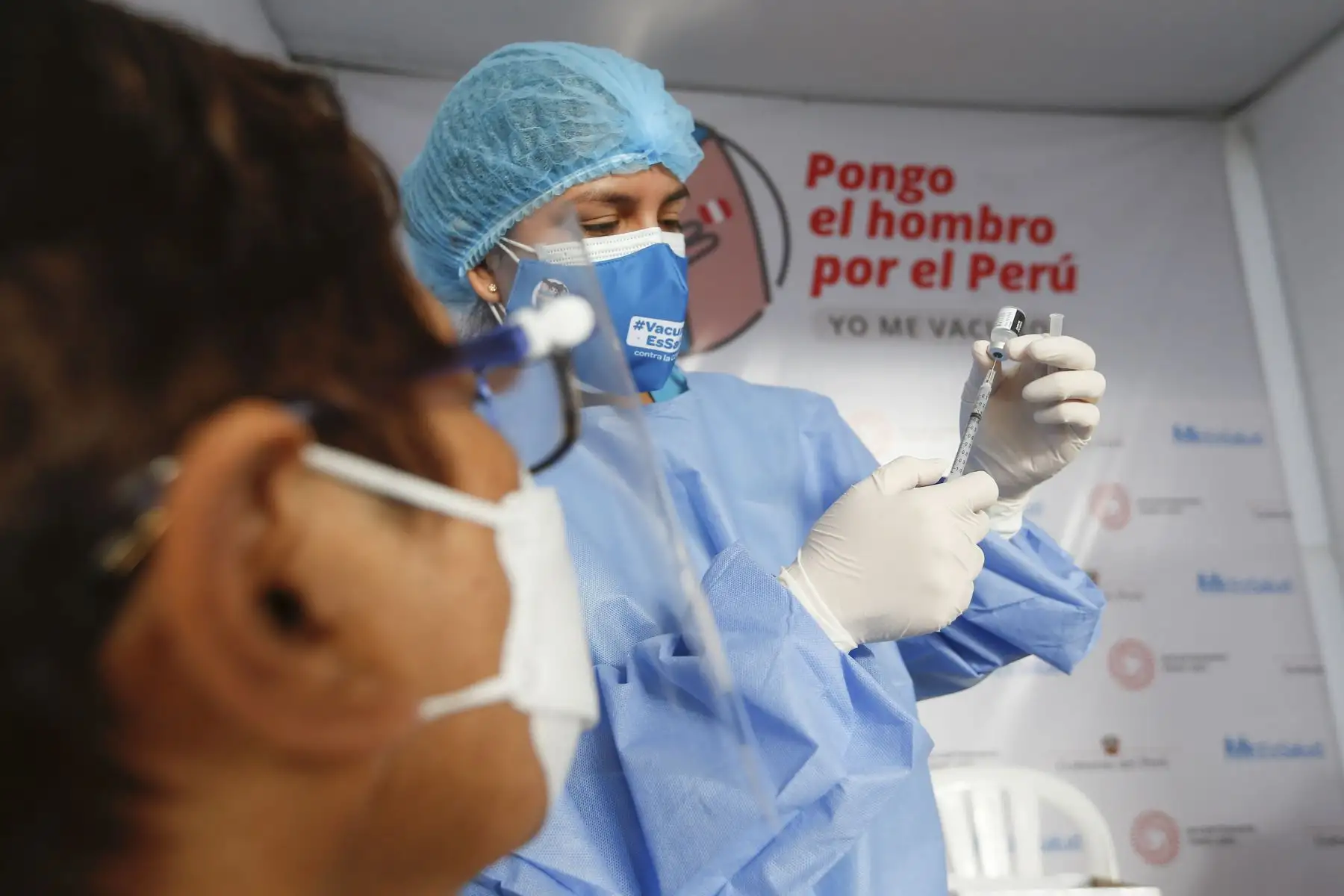 El ministro de Salud, Óscar Ugarte; junto a la presidenta de EsSalud, Fiorella Molinelli, supervisan el inicio del proceso de vacunación contra el covid-19 a los pacientes que reciben tratamiento de hemodiálisis. Foto: Minsa.