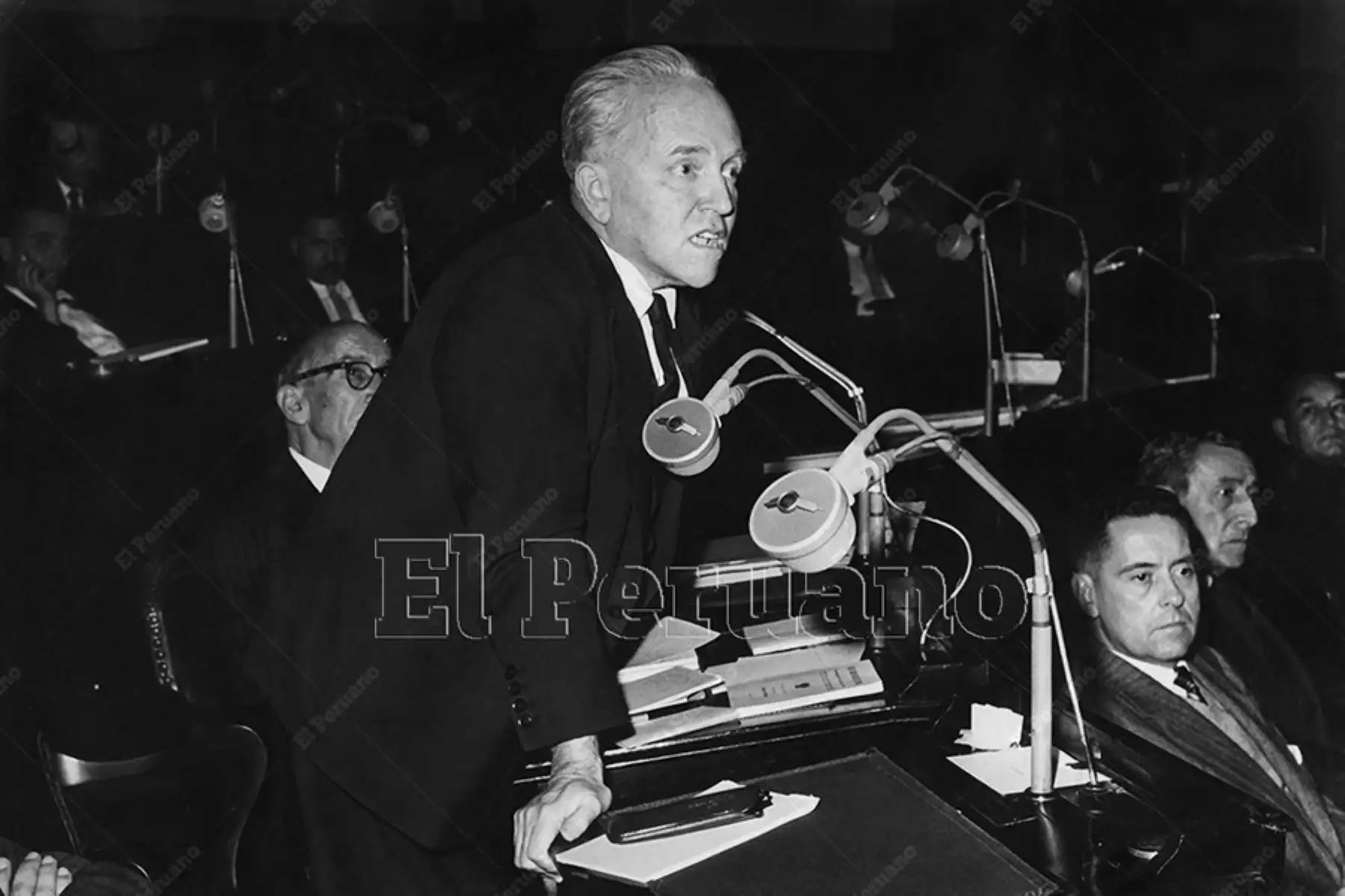 Raúl Porras Barrenechea ingresó en la Facultad de Letras de San Marcos en 1912. Se doctoró en Filosofía, Historia y Letras (1928). Fue catedrático de Literatura Castellana, Historia de la Conquista y la Colonia, Historia Diplomática del Perú. Fue elegido senador por Lima en 1956 y se desempeñó como ministro de Relaciones Exteriores. Foto: Archivo Histórico de El Peruano  (Lima, 1959)