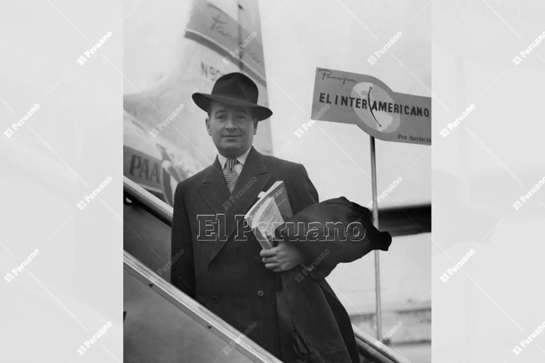 Aurelio Miró Quesada Sosa fue un sanmarquino multifacético: periodista, investigador y literato. Vivió siempre vinculado a su alma máter donde se graduó como abogado en 1931 y obtuvo el título de doctor en Letras. Dictó el curso de Historia y Literatura Castellana. Llegó a ser decano de la Facultad de Letras (1948-1956) y Rector (1962-1967). Fue un estudioso de la obra del Inca Garcilaso de la Vega. Foto: Archivo Histórico de El Peruano (Lima, 1947)