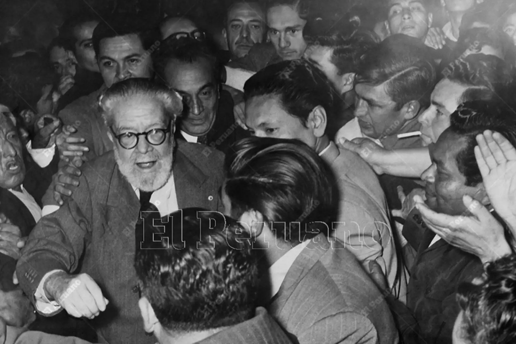 José Gálvez Barnechea se graduó de bachiller en Letras y en Jurisprudencia, y de doctor en Filosofía y Letras. En 1915 se inició en la docencia universitaria en San Marcos dictando los cursos de Literatura Castellana, Literatura Americana y del Perú y Literatura Antigua. Fue el primer jefe de redacción del diario La Crónica, decano de la Facultad de Letras, ministro de Justicia y presidente del Senado. Foto: Archivo Histórico de El Peruano (Lima, 1956)