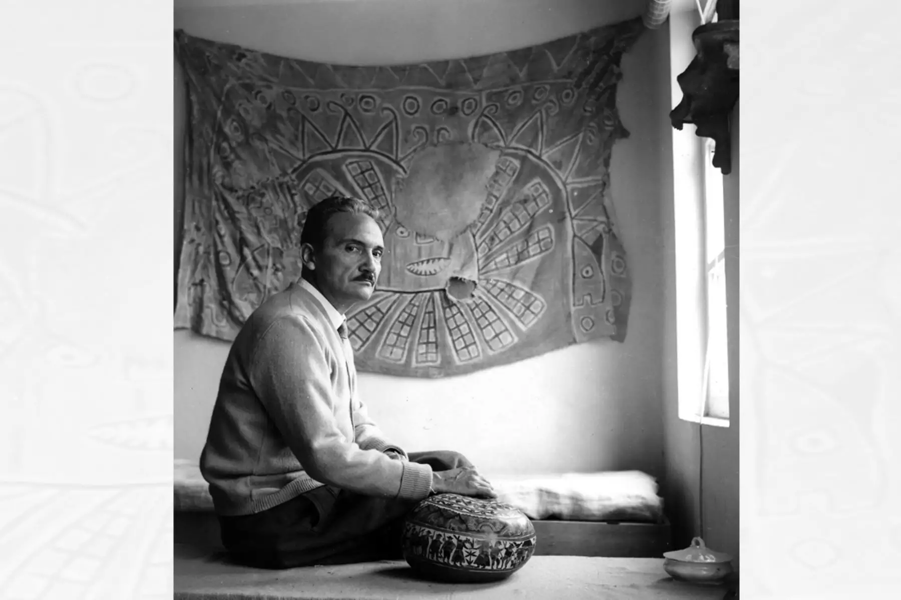 José María Arguedas estudió Literatura en la Facultad de Letras y tiempo después fue profesor de Etnología. Es autor de las novelas Los ríos profundos, El sexto, Yawar Fiesta y Todas las sangres, entre otras. Foto: Baldomero Pestana (Lima, 1960)