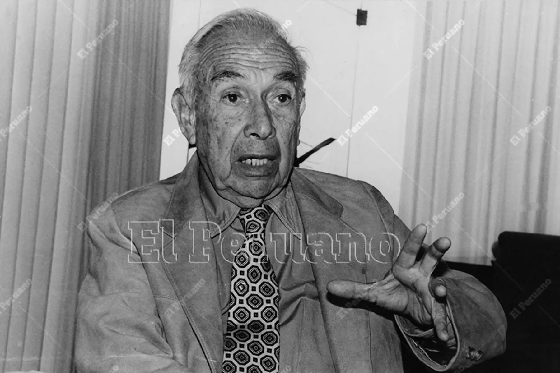 Arturo Jiménez Borja optó el título de médico-cirujano en 1943. Se dedicó a la docencia universitaria, asumiendo las cátedras de Terapéutica y Endocrinología en la Facultad de Medicina de San Fernando. Alternó el ejercicio de su profesión con la investigación de sitios arqueológicos como Puruchuco y Pachacámac. Foto: Archivo Histórico de El Peruano (Lima, 1991)