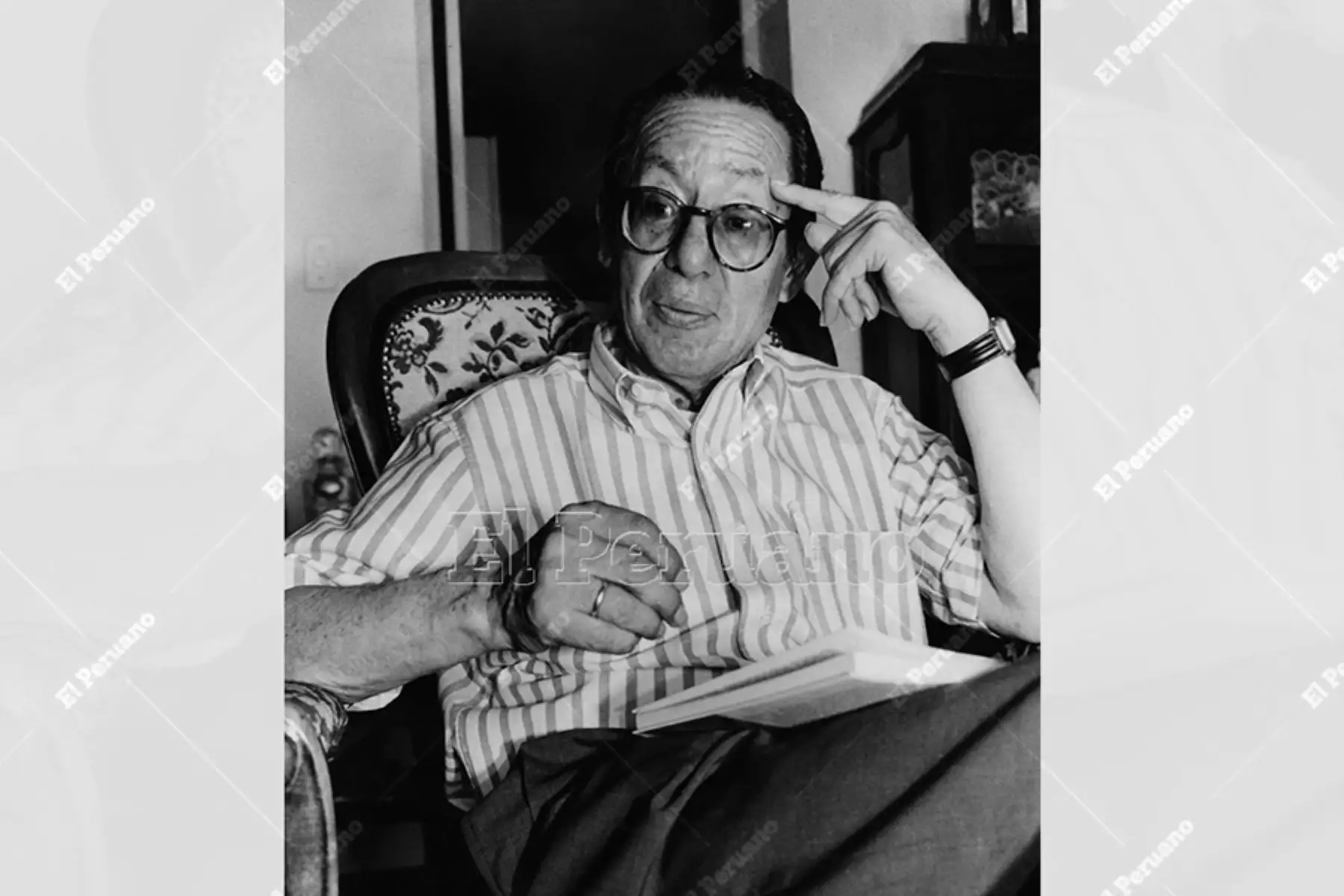 Carlos Eduardo Zavaleta ingresó a la Facultad de Medicina, pero luego de tres años se trasladó a la de Letras. Maestro, destacado escritor y traductor, desde muy joven dictó el curso de Literatura. Foto: Archivo Histórico de El Peruano (Lima, 1997)
Carlos Eduardo Zavaleta.