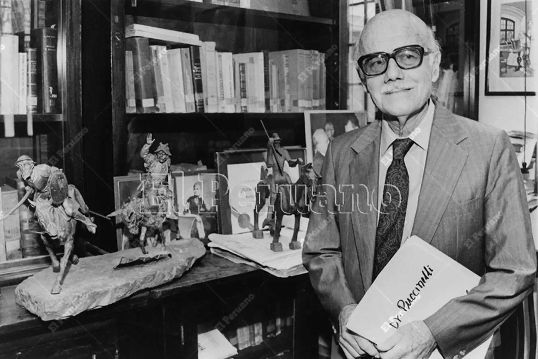 Jorge Puccinelli ingresó a la Facultad de Letras en 1935, prestó servicios en la Biblioteca Central bajo la dirección de Jorge Basadre. Ya como profesional estuvo ligado a San Marcos donde asumió a cátedra de Literatura Contemporánea, la dirección de un seminario de Literatura Peruana y decano de Letras (1961-1964). Dirigió el Instituto Raúl Porras Barrenechea. Foto: Archivo Histórico de El Peruano (Lima, 1997)