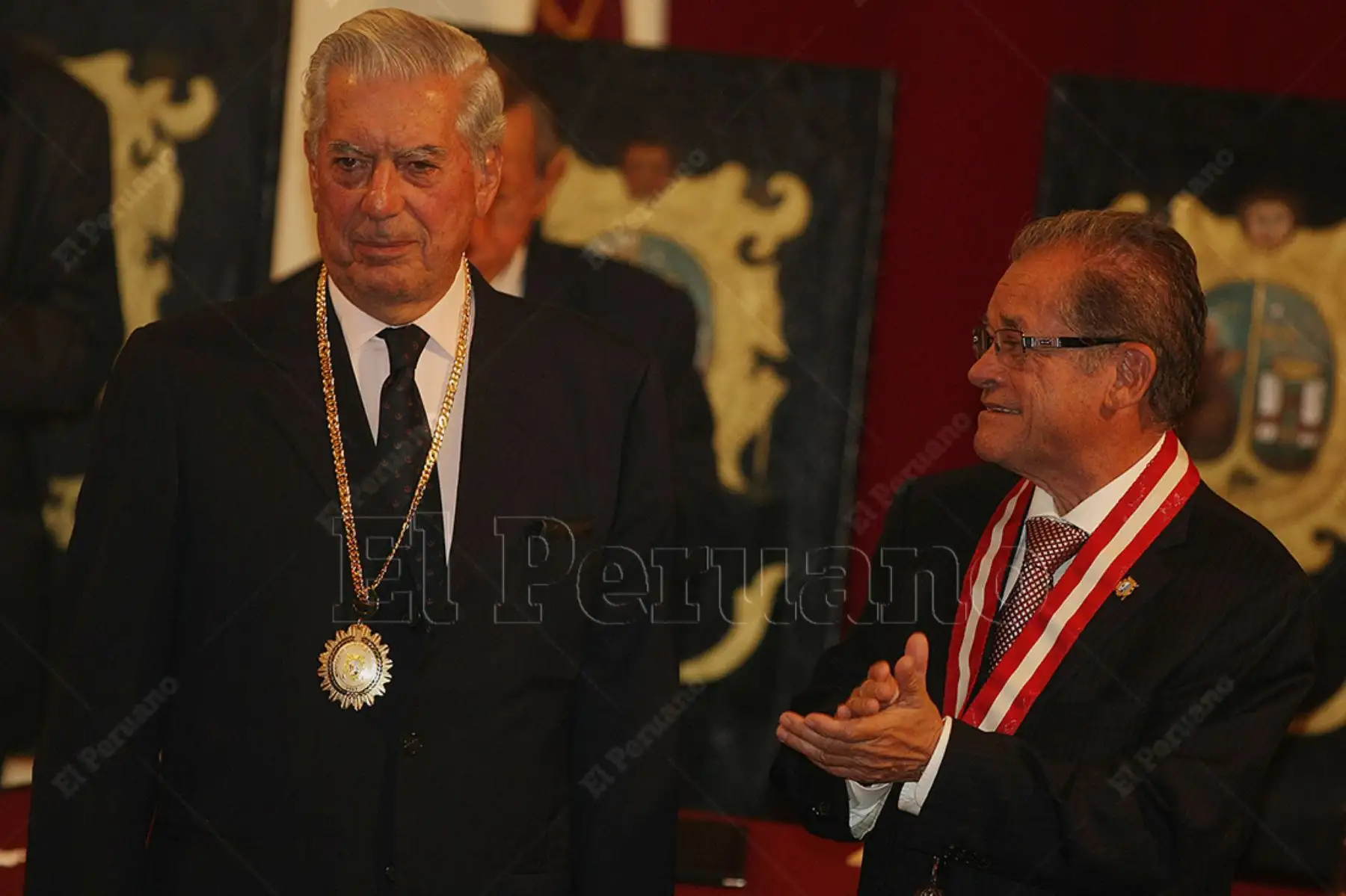 Mario Vargas Llosa, Premio Nobel de Literatura 2010, condecorado con la medalla de honor de la Universidad Nacional Mayor de San Marcos, su alma máter donde estudió Literatura. Foto: Diario Oficial El Peruano / Vidal Tarqui (Lima, 2011)