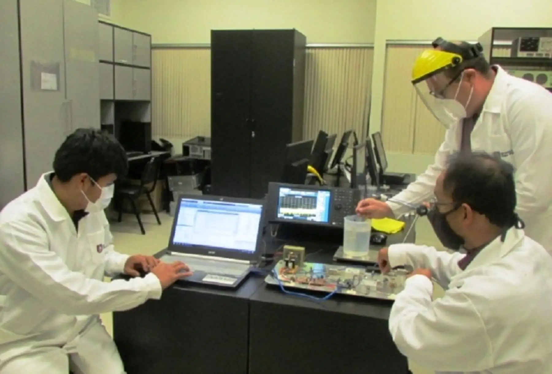Con el propósito de detectar la presencia de arsénico y medir los niveles de este elemento tóxico en distintas fuentes de agua, investigadores en Electrónica y Telecomunicaciones de la Universidad Católica San Pablo (UCSP) desarrollan un prototipo de sensor electromagnético portátil que proporciona información en tiempo real. Foto: Universidad Católica San Pablo.