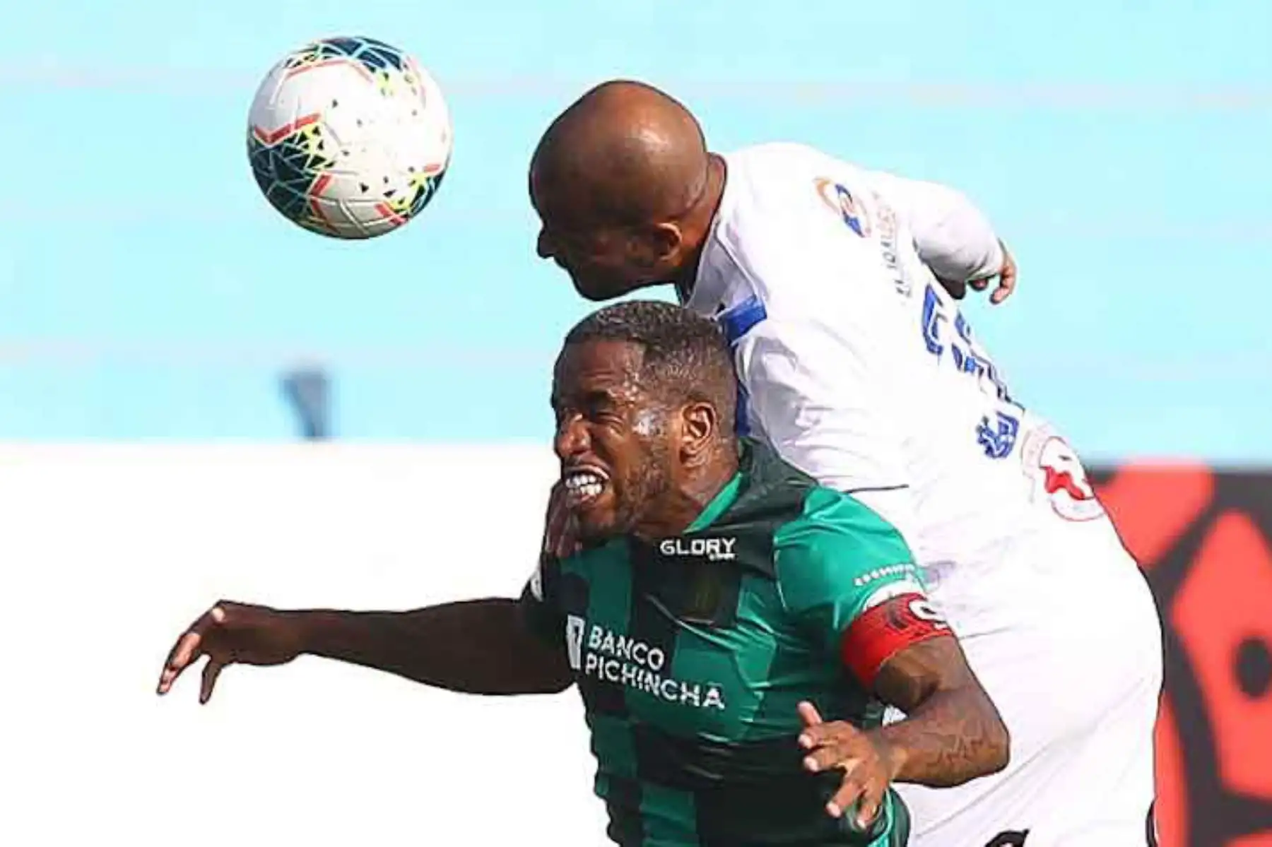 Jefferson Farfán  de Alianza Lima disputa el balón con el jugador de Alianza Atlético durante el partido por la fecha uno de la Liga 1, en el estadio Alberto Gallardo. 
Foto: Liga 1 Jefferson Farfán  de Alianza Lima disputa el balón con el jugador de Alianza Atlético durante el partido por la fecha uno de la Liga 1, en el estadio Alberto Gallardo. 
Foto: Liga 1