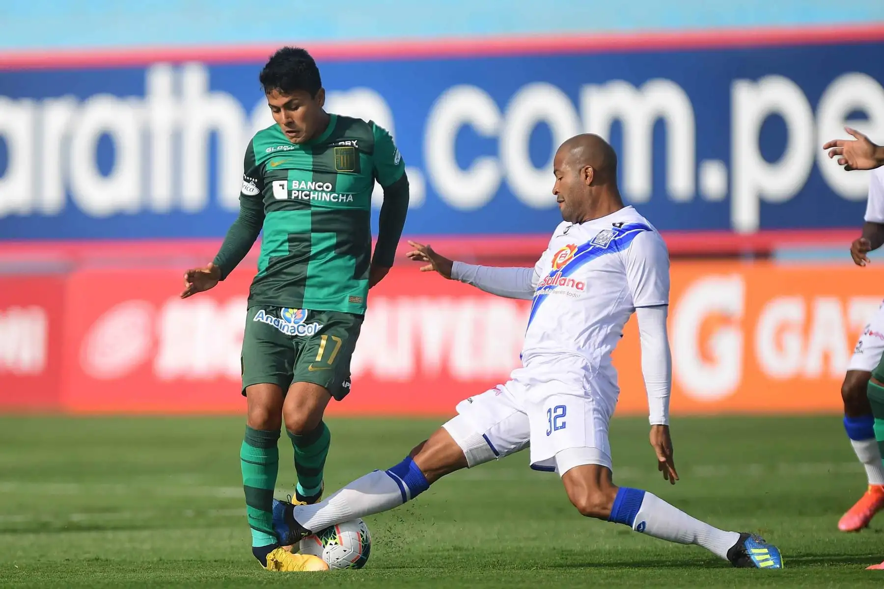 A. Rodríguez   de Alianza Atlético disputa el balón con el jugador de Alianza Lima durante el partido por la fecha uno de la Liga 1, en el estadio Alberto Gallardo. 
Foto: Liga 1 A. Rodríguez   de Alianza Atlético disputa el balón con el jugador de Alianza Lima durante el partido por la fecha uno de la Liga 1, en el estadio Alberto Gallardo. 
Foto: Liga 1