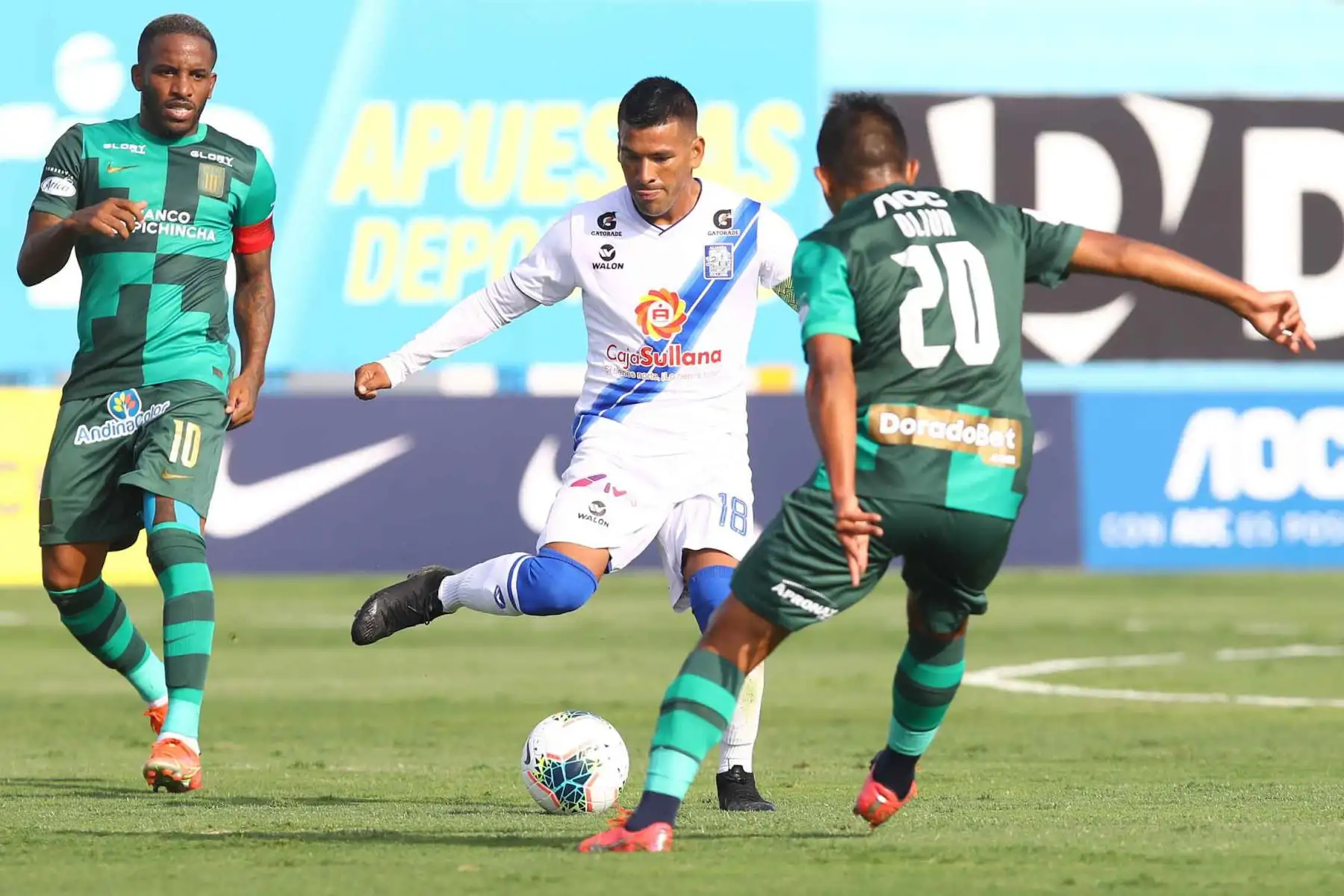 F. Aivar de Alianza Atlético disputa el balón con el jugador de Alianza Lima durante el partido por la fecha uno de la Liga 1, en el estadio Alberto Gallardo. 
Foto: Liga 1 F. Aivar de Alianza Atlético disputa el balón con el jugador de Alianza Lima durante el partido por la fecha uno de la Liga 1, en el estadio Alberto Gallardo. 
Foto: Liga 1