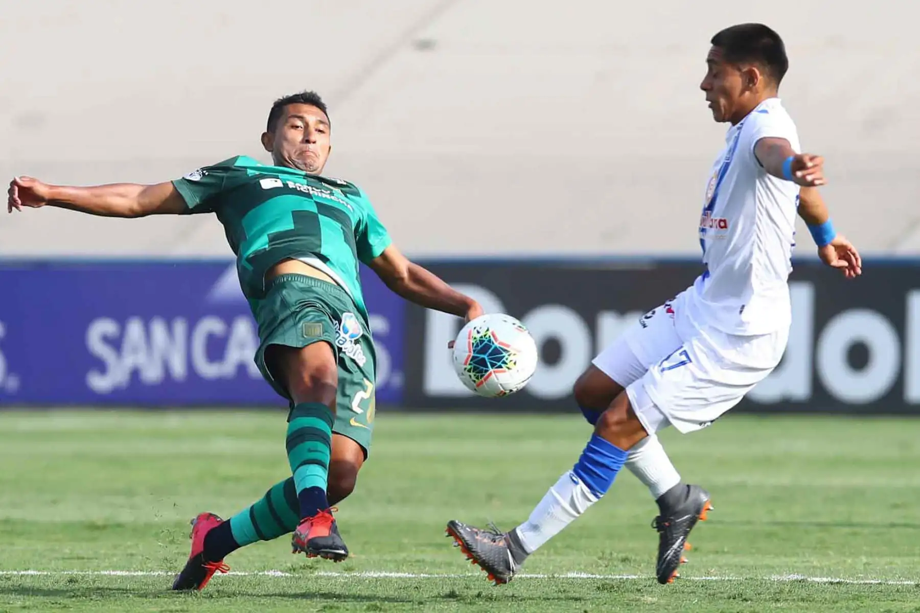 F. Fernández  de Alianza Atlético disputa el balón con el jugador de Alianza Lima durante el partido por la fecha uno de la Liga 1, en el estadio Alberto Gallardo. 
Foto: Liga 1 F. Fernández  de Alianza Atlético disputa el balón con el jugador de Alianza Lima durante el partido por la fecha uno de la Liga 1, en el estadio Alberto Gallardo. 
Foto: Liga 1
