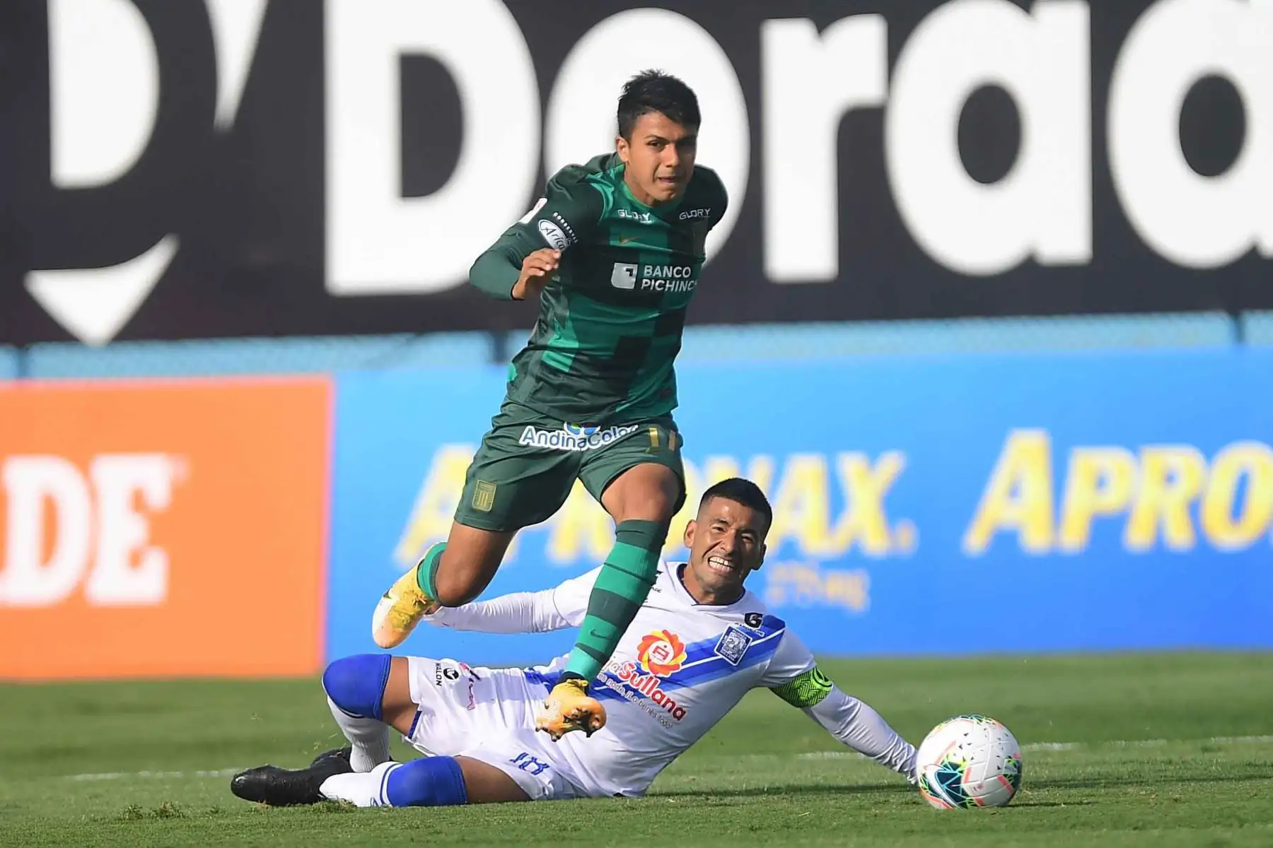 J. Concha    de Alianza Lima disputa el balón con el jugador de Alianza Atlético  durante el partido por la fecha uno de la Liga 1, en el estadio Alberto Gallardo. 
Foto: Liga 1 J. Concha    de Alianza Lima disputa el balón con el jugador de Alianza Atlético  durante el partido por la fecha uno de la Liga 1, en el estadio Alberto Gallardo. 
Foto: Liga 1