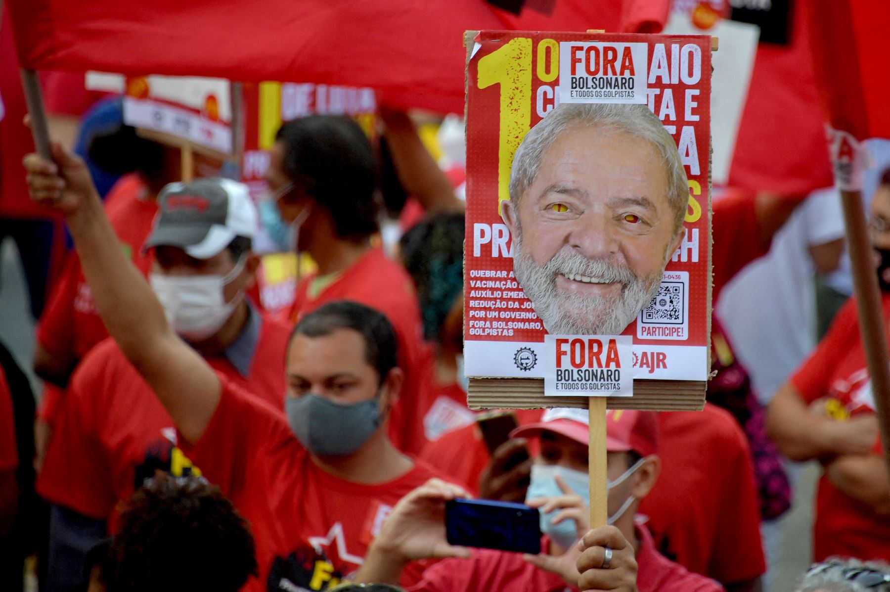 Lula y Bolsonaro, pese a encabezar las encuestas, tienen también los mayores índices de rechazo entre el electorado, de 36% y 54% respectivamente. Foto: AFP