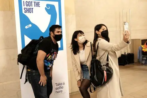 Es "inaceptable" que quienes no pueden pagar viajes internacionales, esto es, "la gran mayoría de la gente en nuestra región", no pueda inmunizarse. Foto: AFP