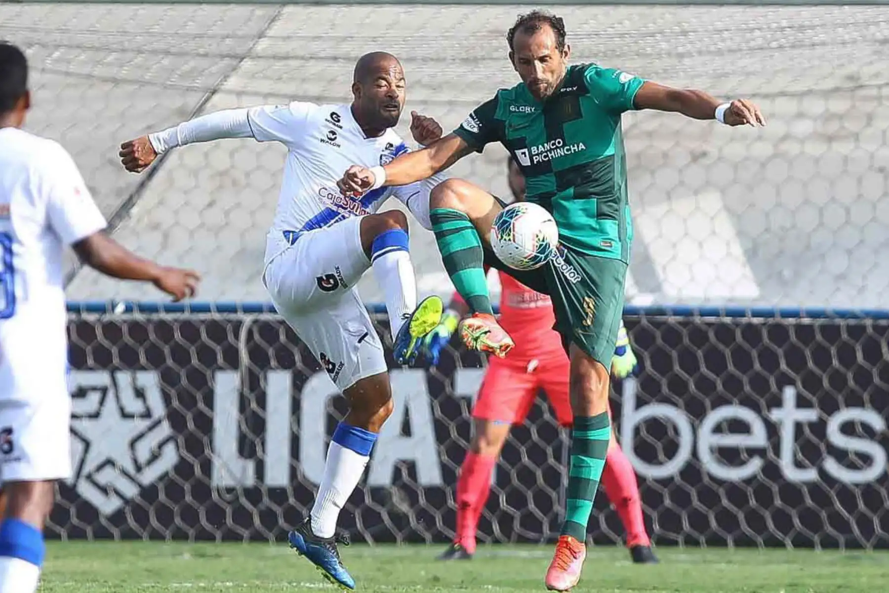 Hernán Barcos de Alianza Lima disputa el balón ante Alberto Rodríguez del Alianza Atlético, en el partido de la fecha 1 en el estadio Alberto Gallardo.
Foto: Liga 1 Hernán Barcos de Alianza Lima disputa el balón ante Alberto Rodríguez del Alianza Atlético, en el partido de la fecha 1 en el estadio Alberto Gallardo.
Foto: Liga 1