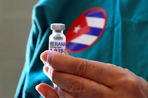 La isla tiene una larga historia de vacunas: bajo un embargo estadounidense desde 1962, Cuba comenzó a desarrollar sus propios remedios en la década de 1980. De las 13 vacunas de su programa de inmunización, ocho son de producción local. Foto: AFP.