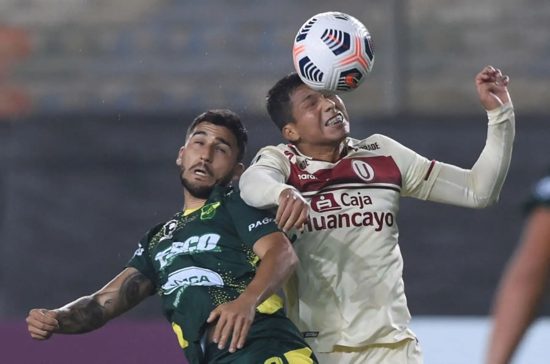 Gabriel Hachen del Defensa y Justicia Gabriel y  el peruano  Gerson Barreto de Universitario, compiten por el balón durante su partido de la fase de grupos del torneo de fútbol Copa Libertadores en el Estadio Ate Monumental en Lima. Foto: AFP