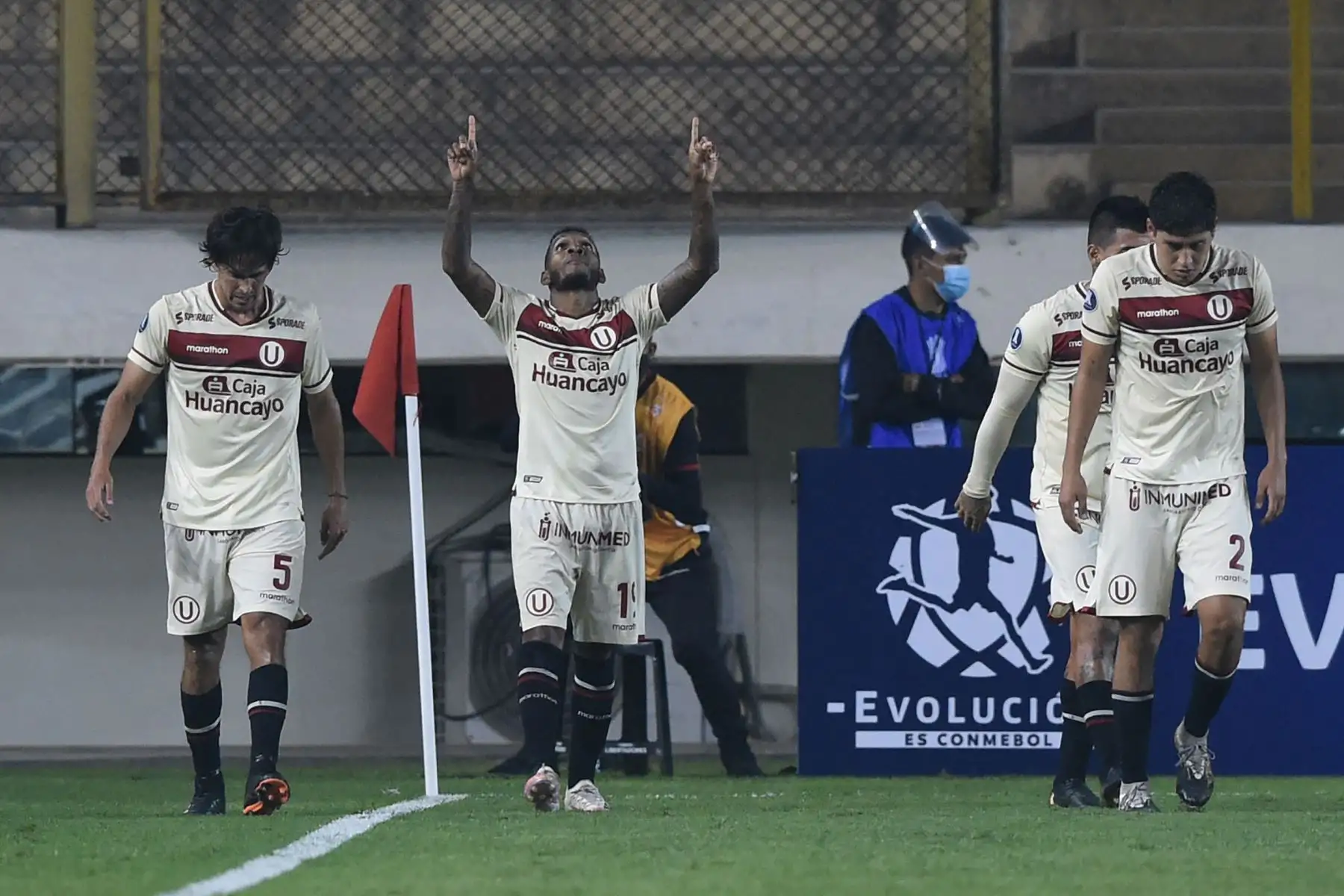 El jugador de Universitario, Alberto Quintero celebra tras anotar contra el  Defensa y Justicia durante su partido de la fase de grupos del torneo de fútbol Copa Libertadores en el Estadio  Monumental en Ate.
Foto: AFP