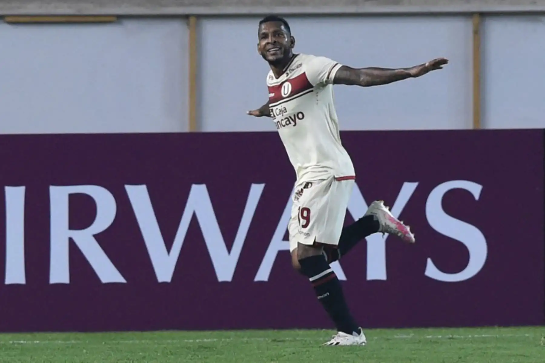 El delantero panameño Alberto Quintero de Universitario, celebra tras anotar contra el Argentina Defensa y Justicia durante su partido de la fase de grupos del torneo de fútbol Copa Libertadores en el Estadio Monumental de Lima. Foto: AFP