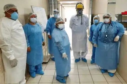 El personal sanitario atiende en una tienda de campaña equipada de 54 metros cuadrados en Talara, región Piura. Foto: ANDINA/Difusión